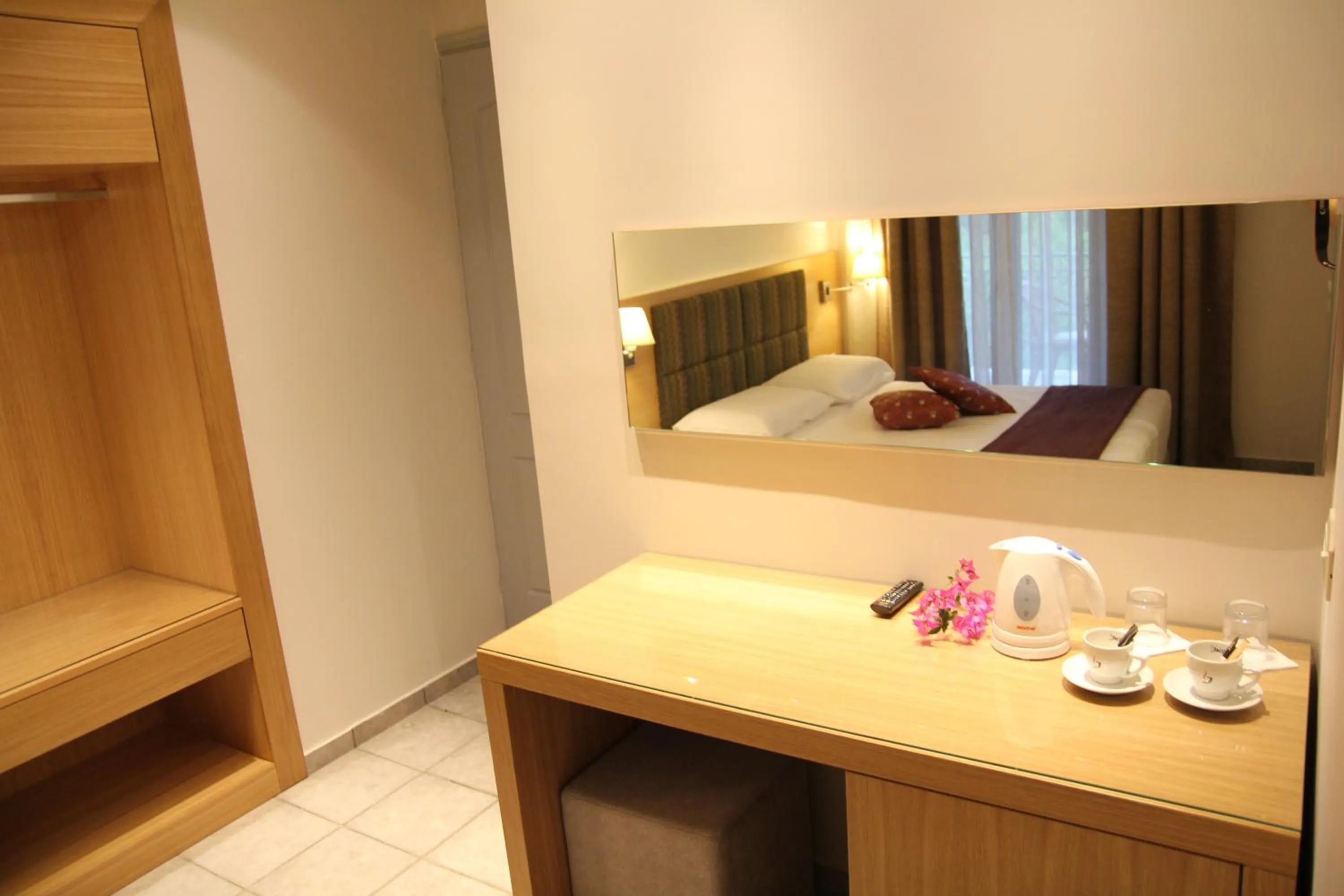 Coffee/tea facilities, Bed in Achilles Hotel