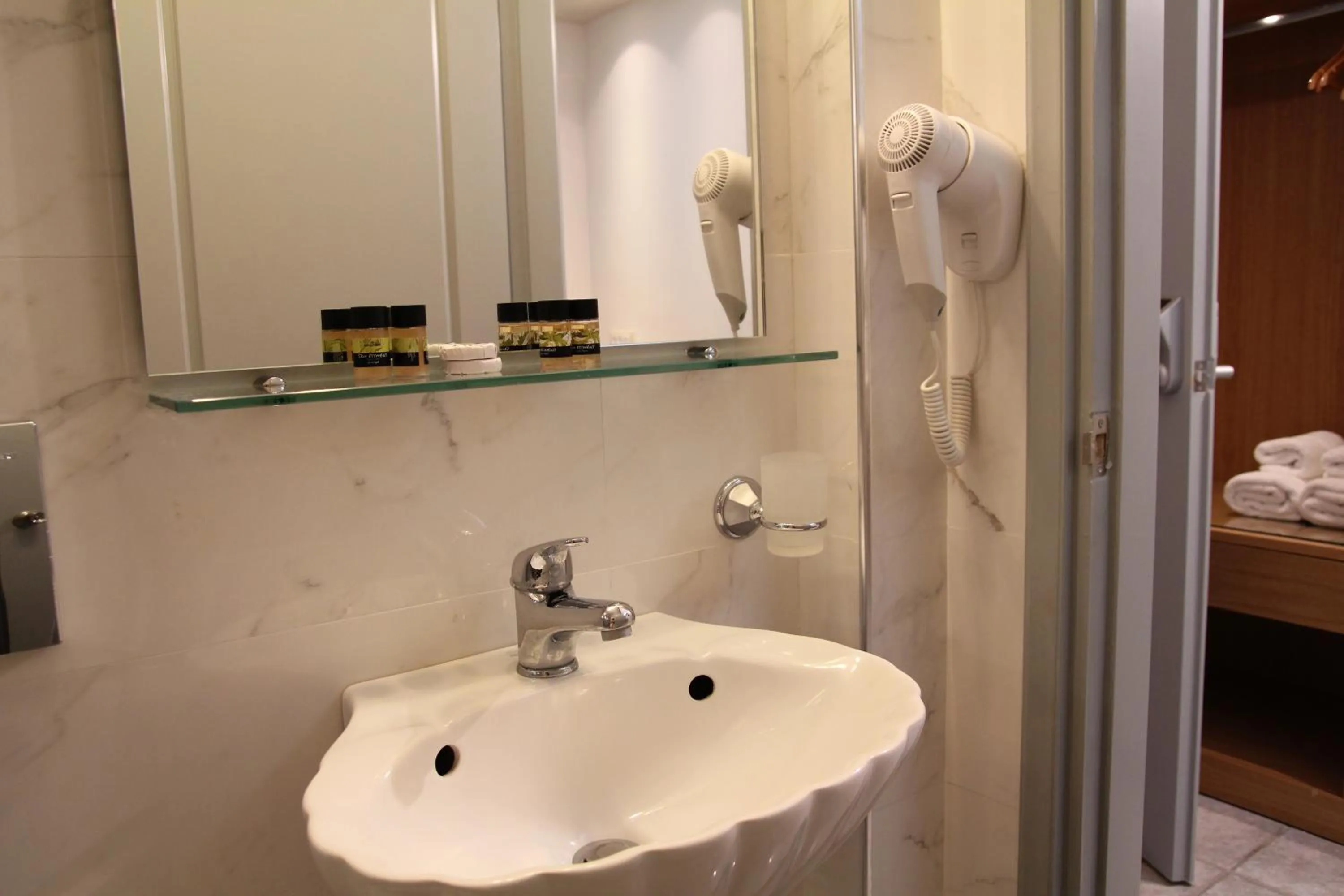 Bathroom in Achilles Hotel