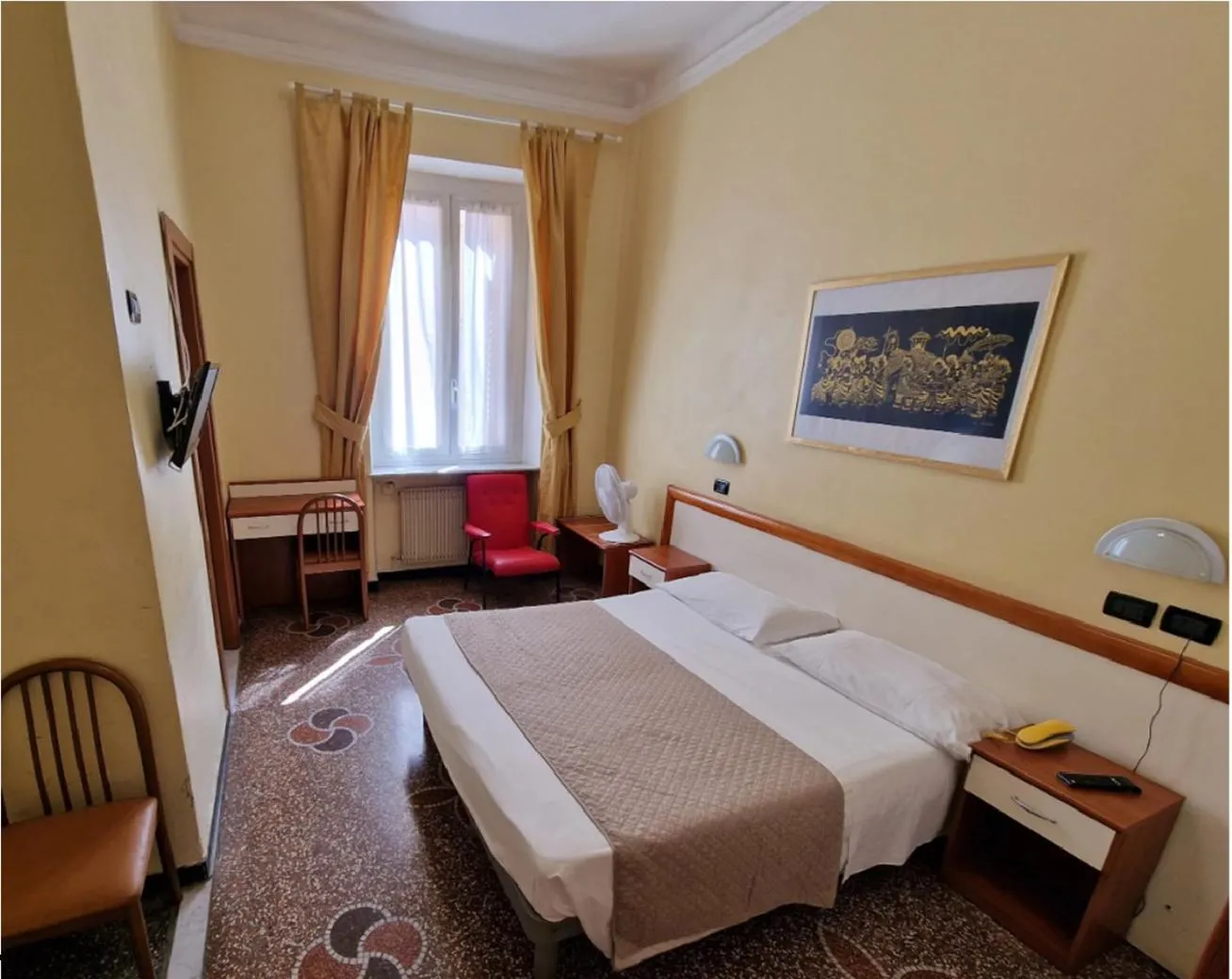 Photo of the whole room, Bed in Albergo Boccadasse