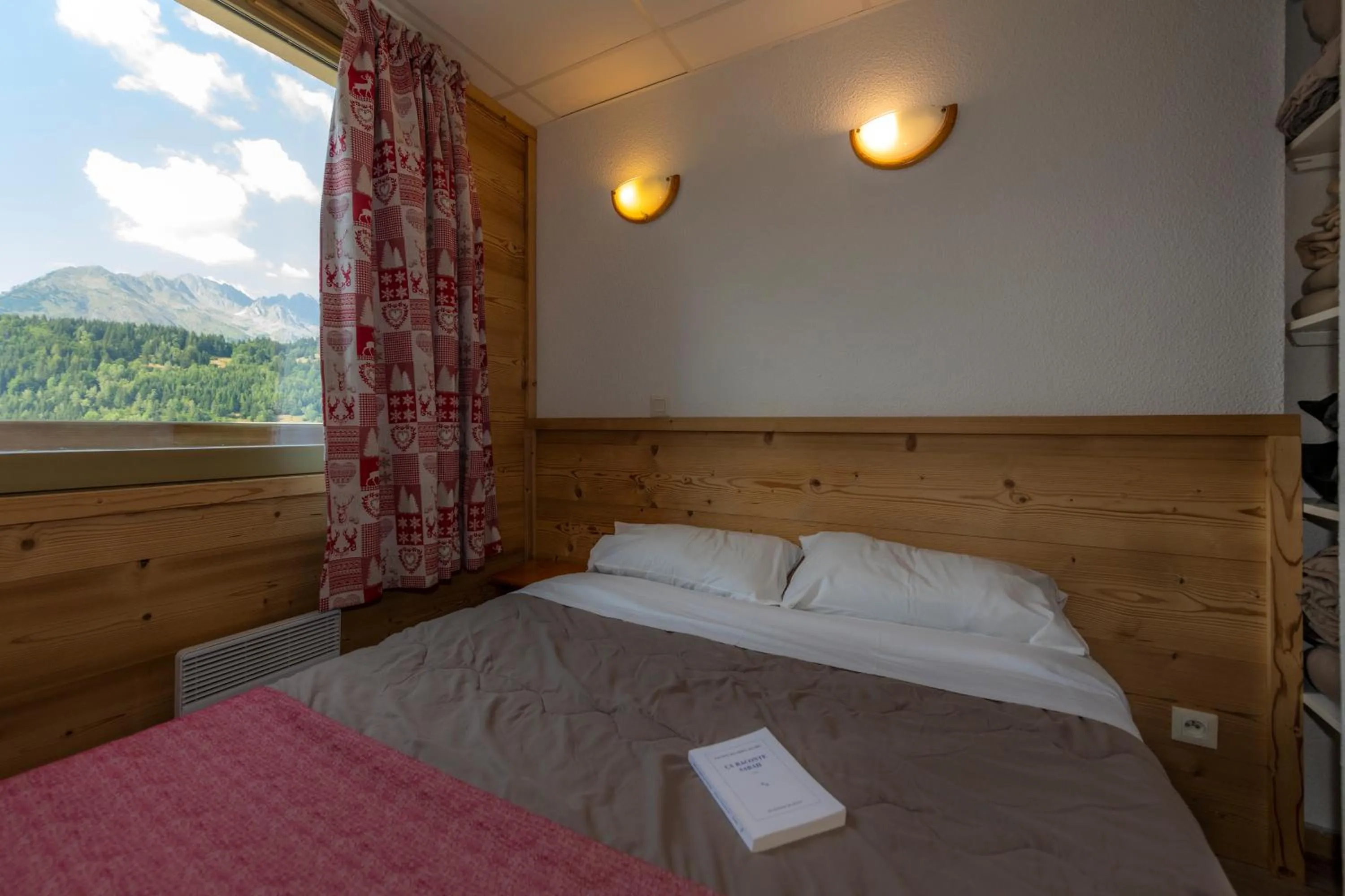 Bedroom, Bed in Résidence Capfun Couleurs Soleil, Oz en Oisans