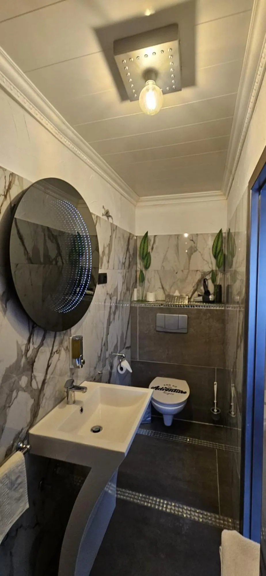 Toilet in Hotel Karthäuser Hof