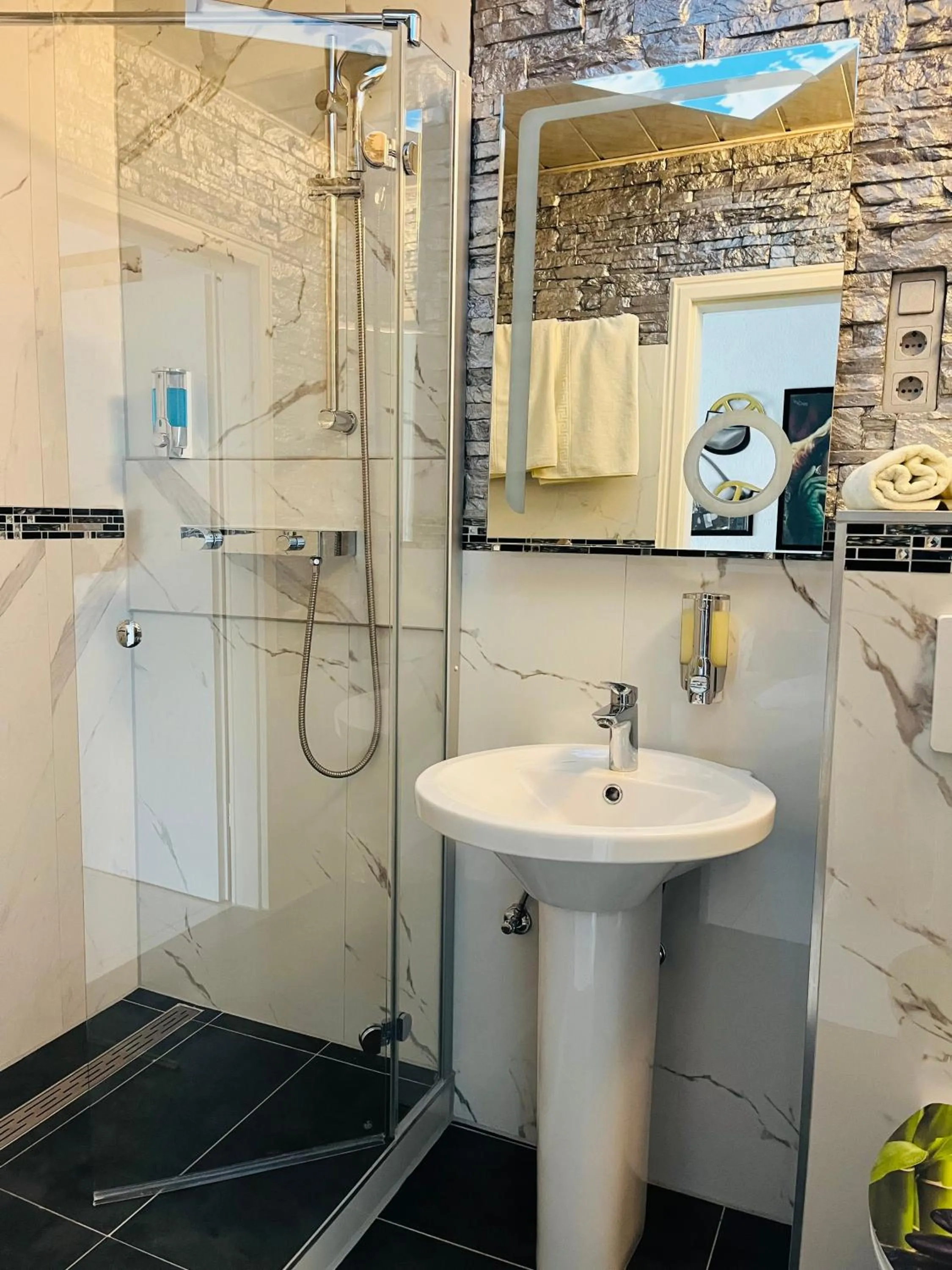 Shower in Hotel Karthäuser Hof