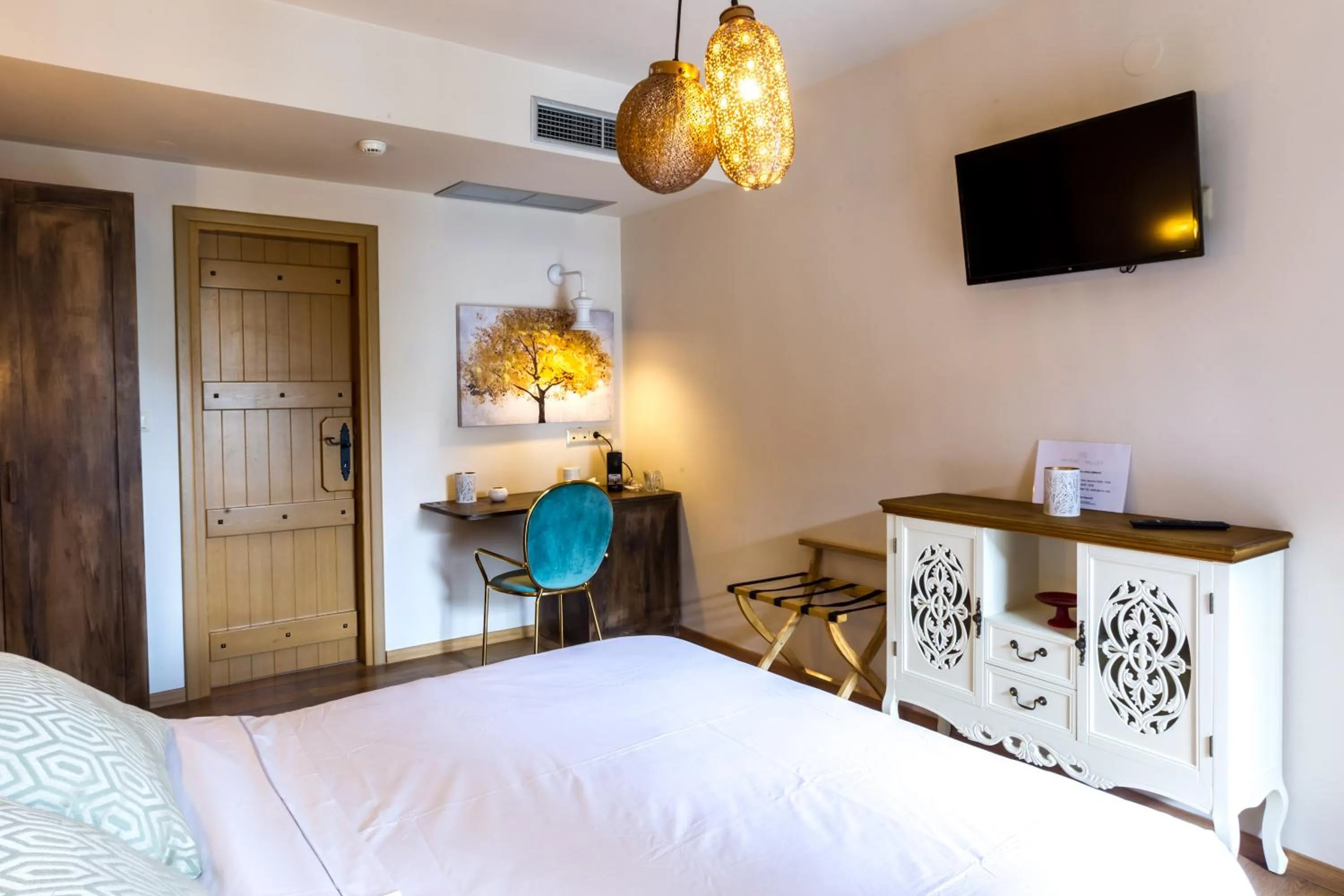 Photo of the whole room, Bed in Mythic Valley