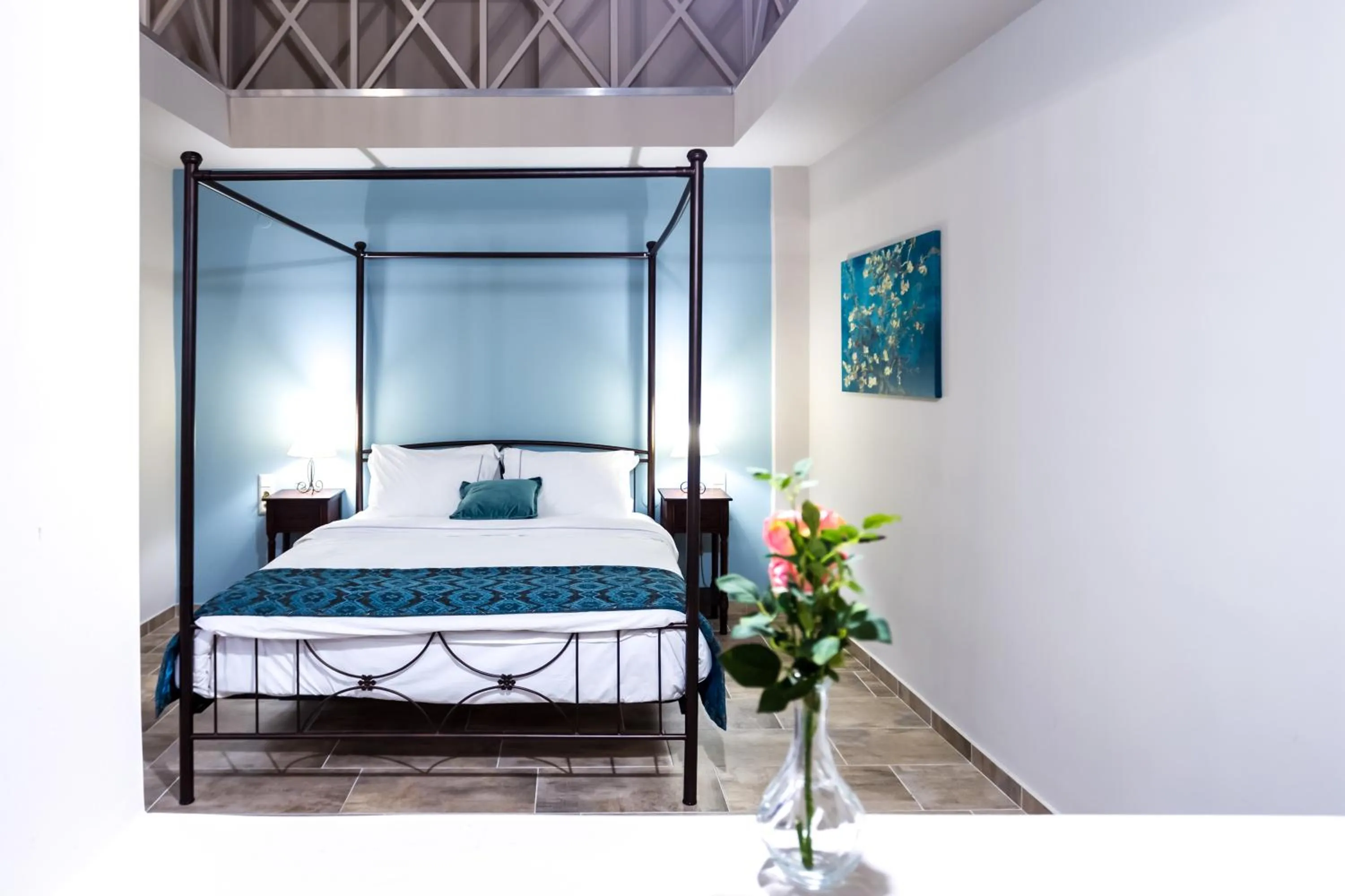 Photo of the whole room, Bed in Mythic Valley