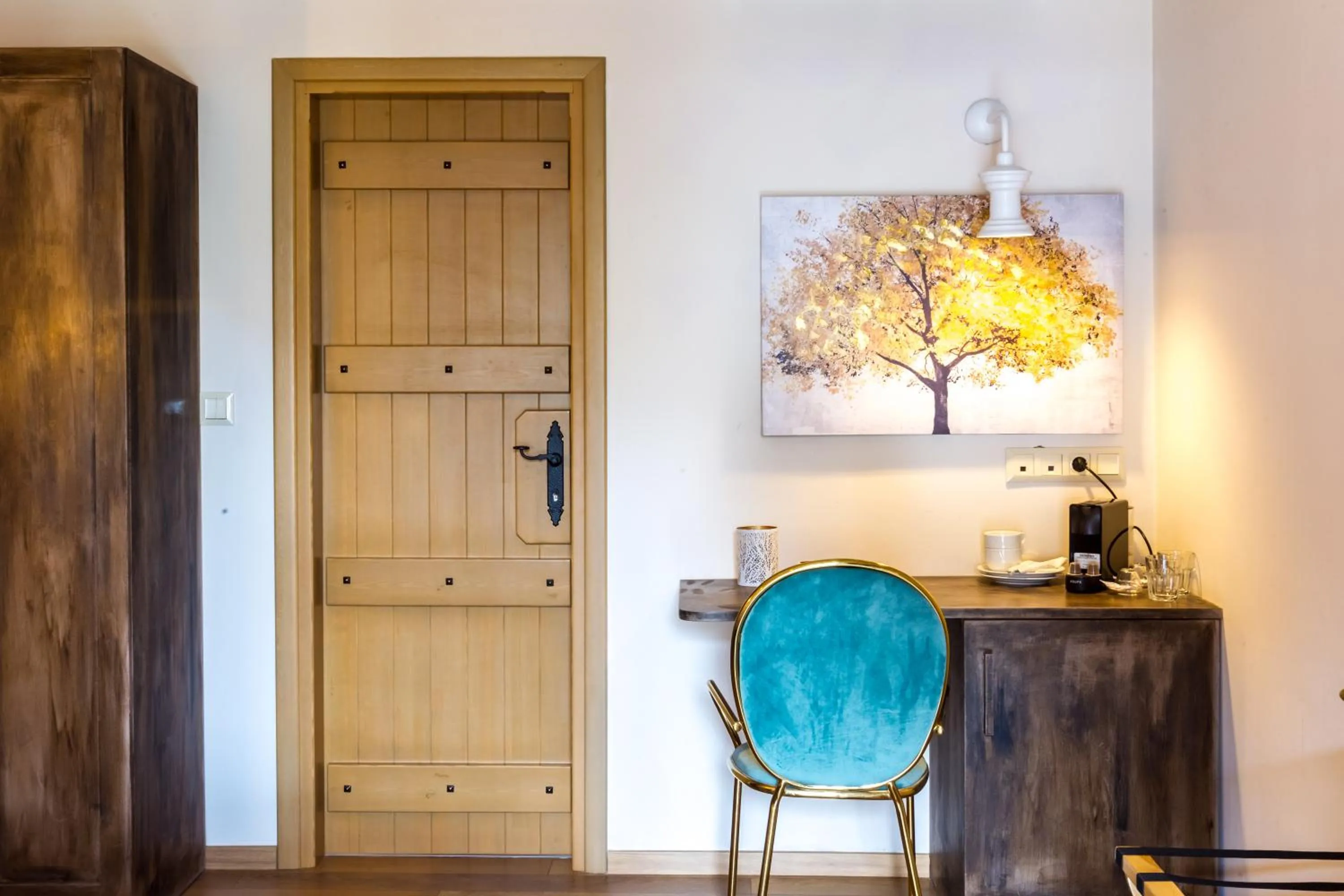 Photo of the whole room in Mythic Valley