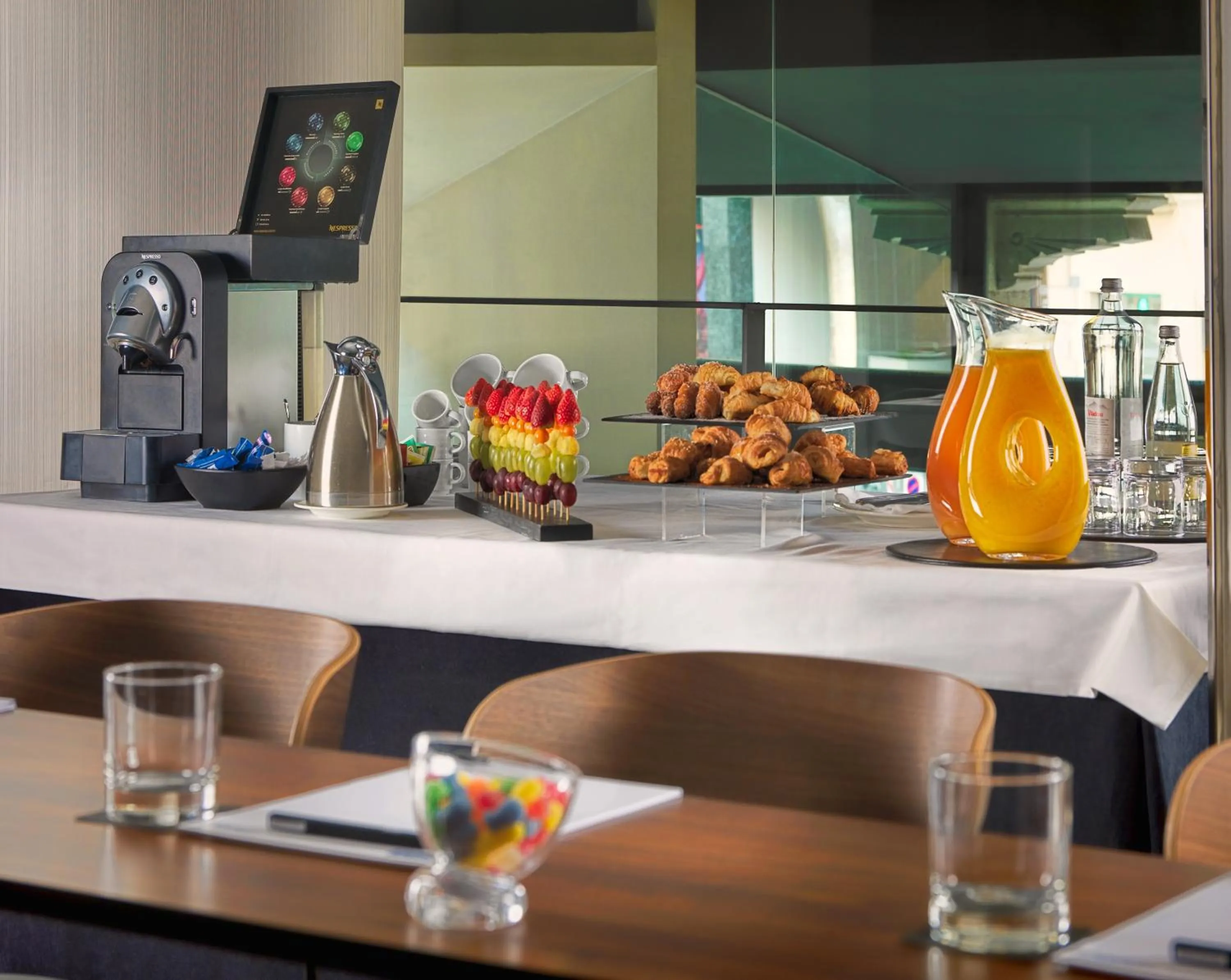 Food and drinks in H10 Casanova