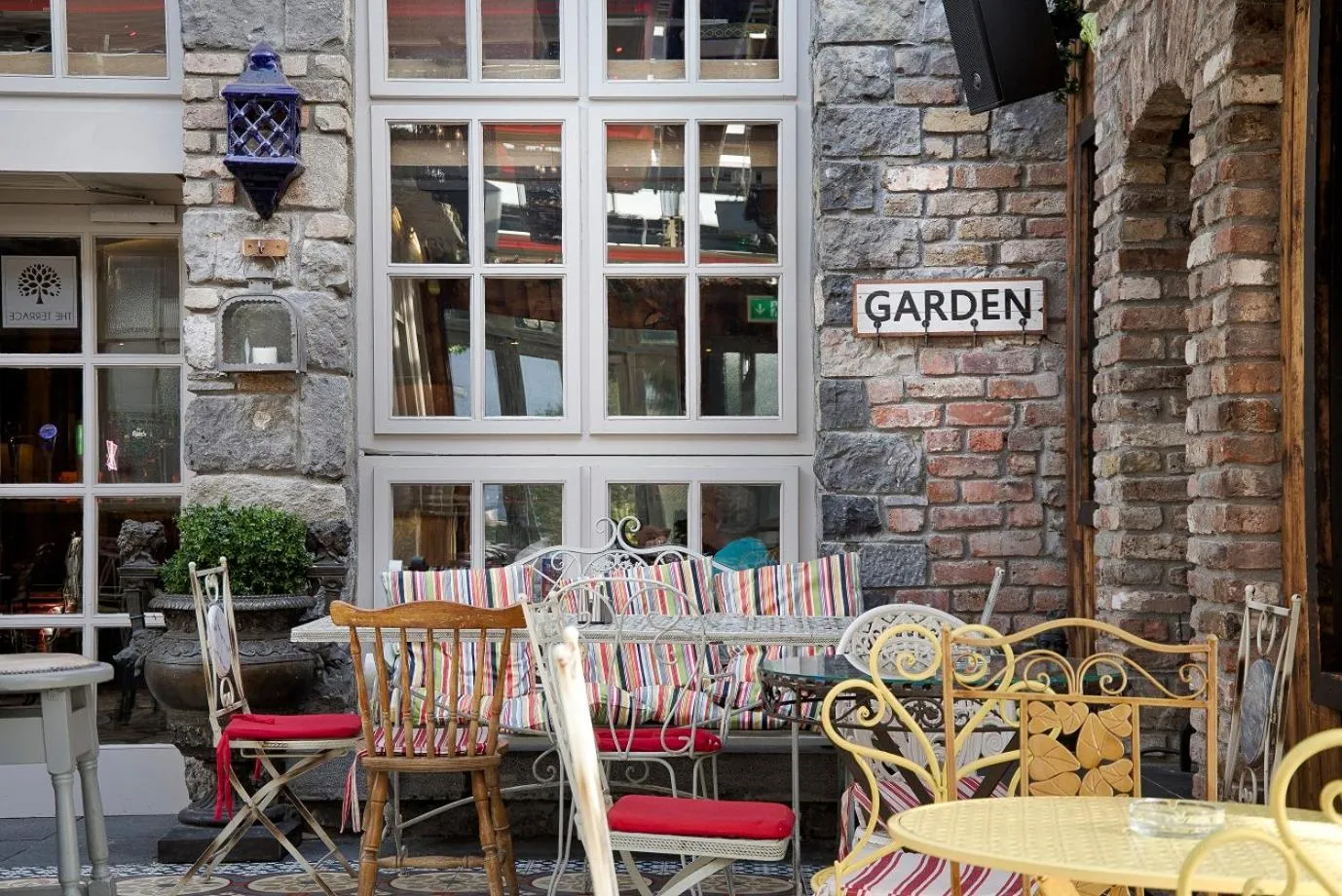 Patio in Dinn Rí Hotel