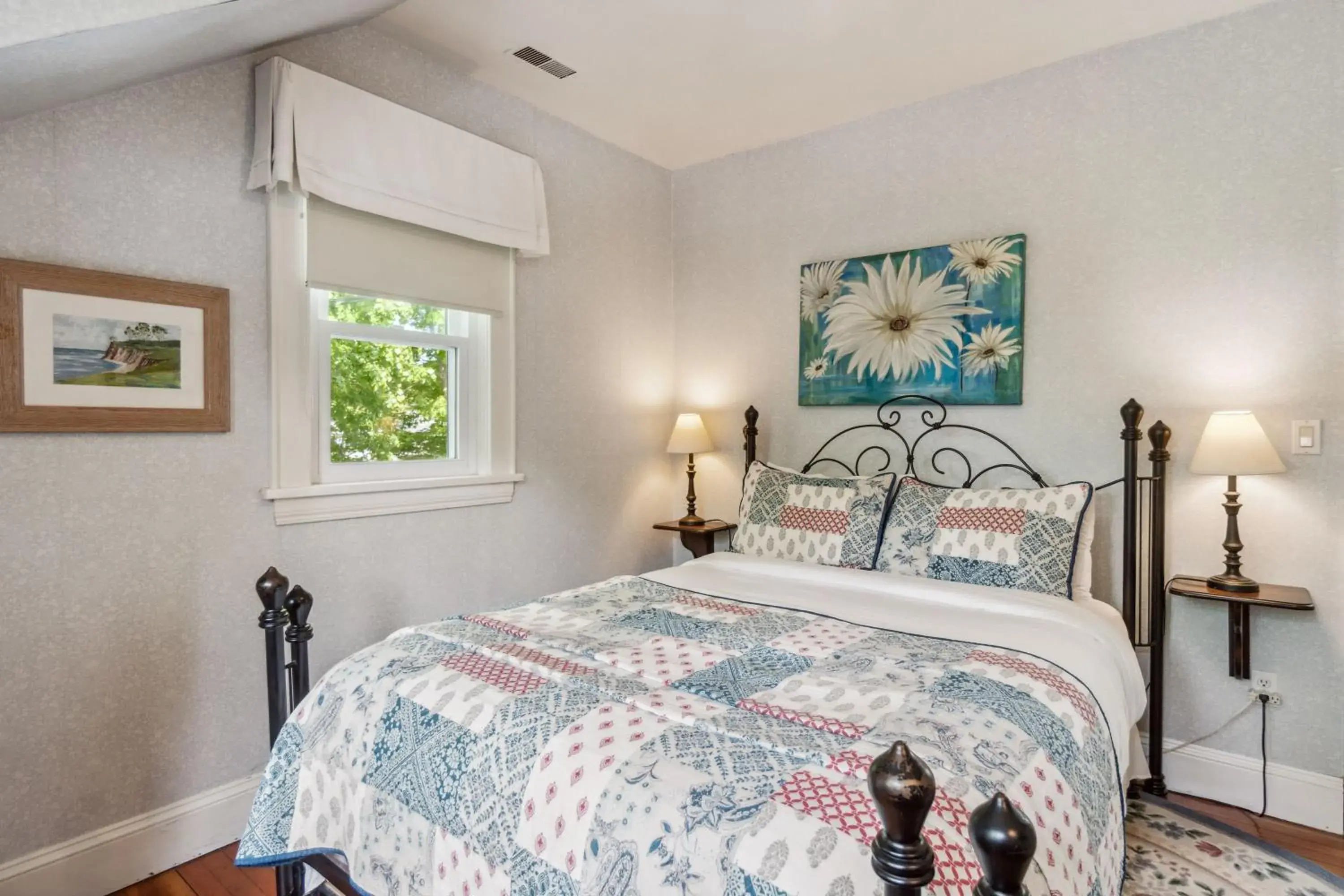 Deluxe Queen Room in Farmhouse Inn B&B Deluxe Queen Room in Farmhouse Inn B&B