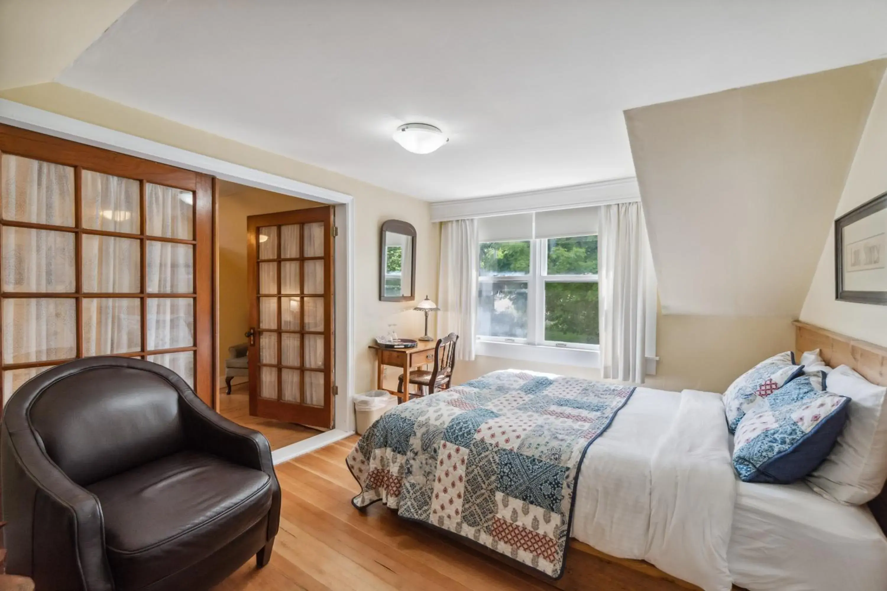 Deluxe Queen Suite in Farmhouse Inn B&B Deluxe Queen Suite in Farmhouse Inn B&B