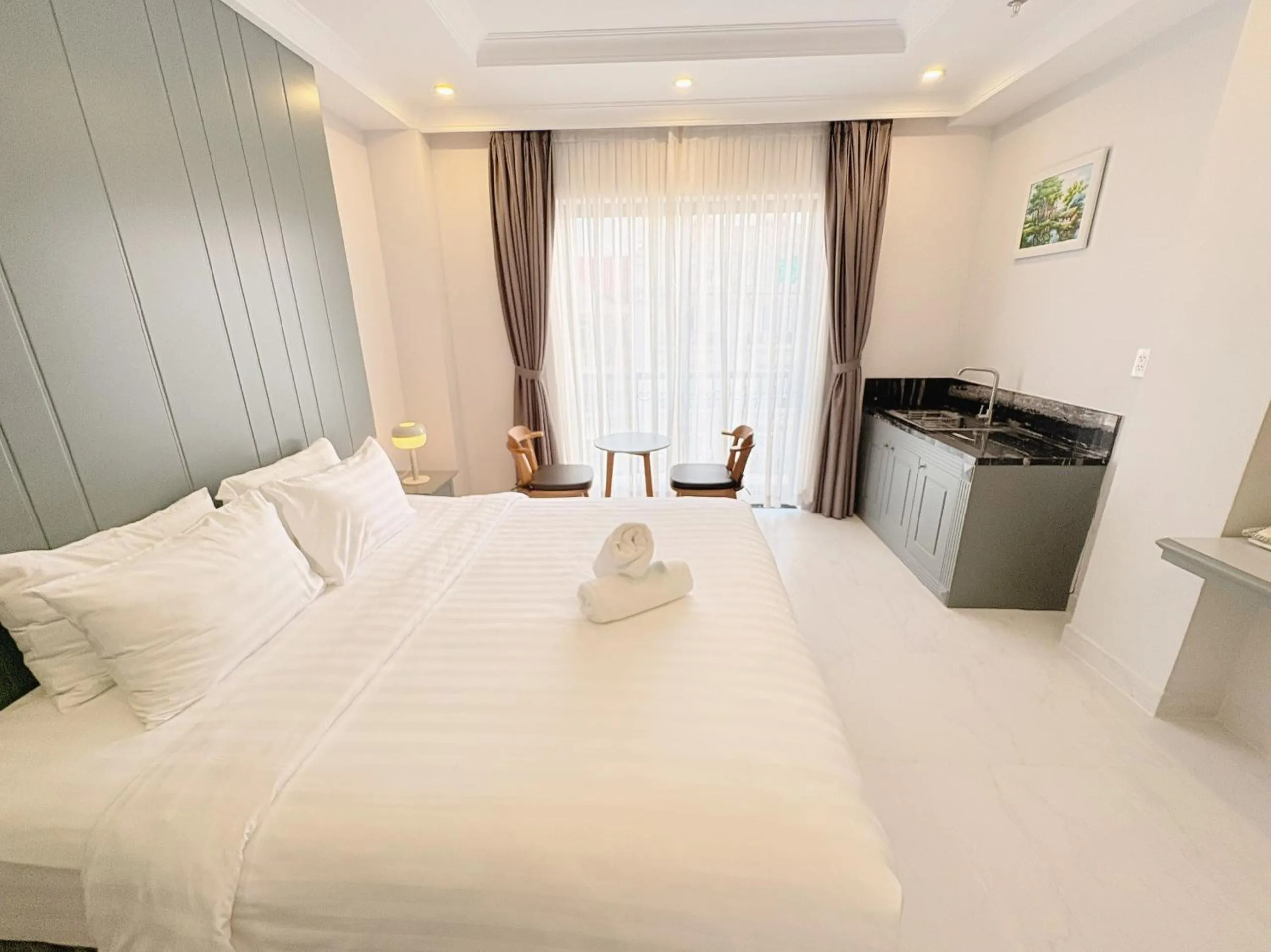 Kitchen or kitchenette, Bed in Fide Hotel