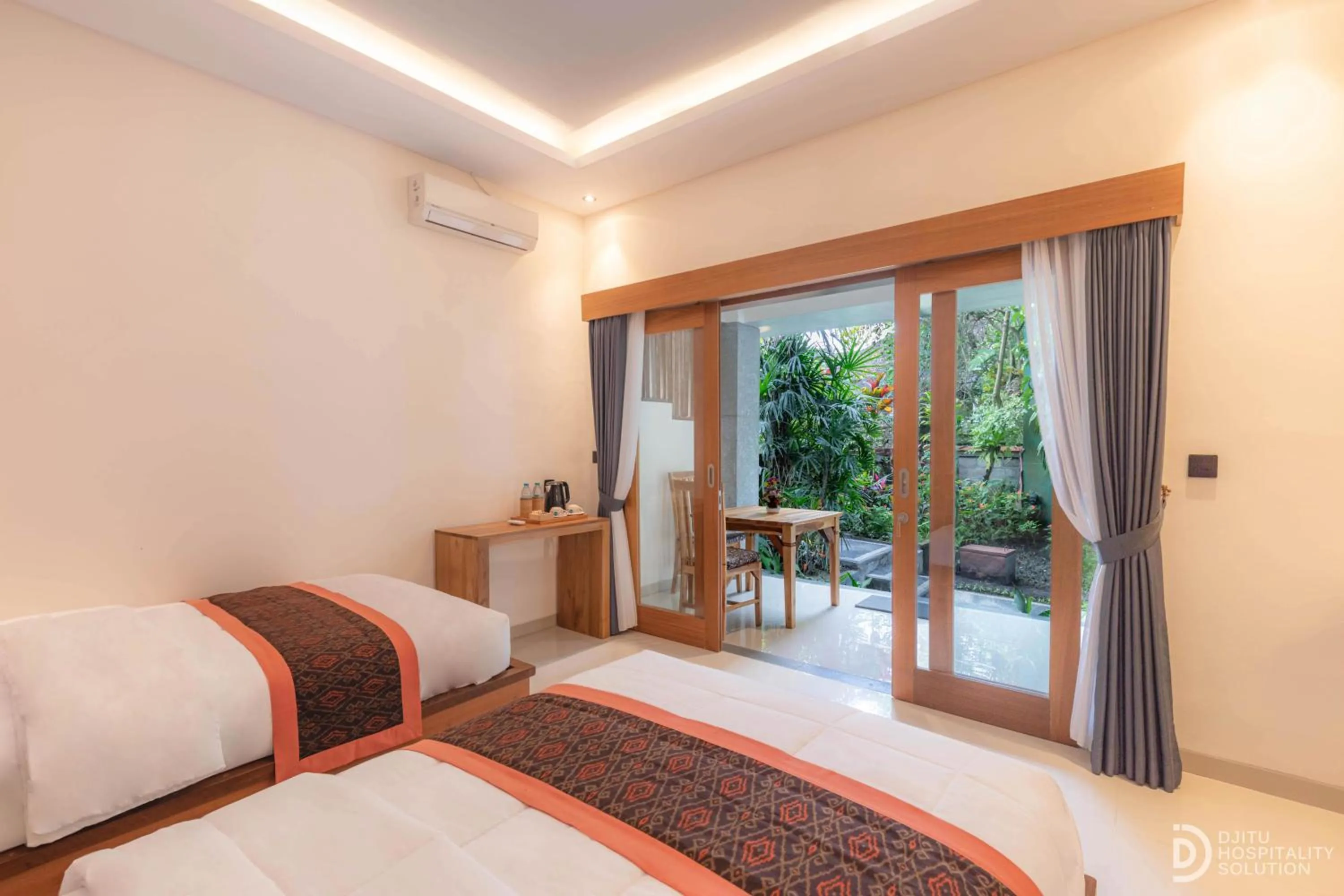 Bedroom, Bed in Suastika Lodge