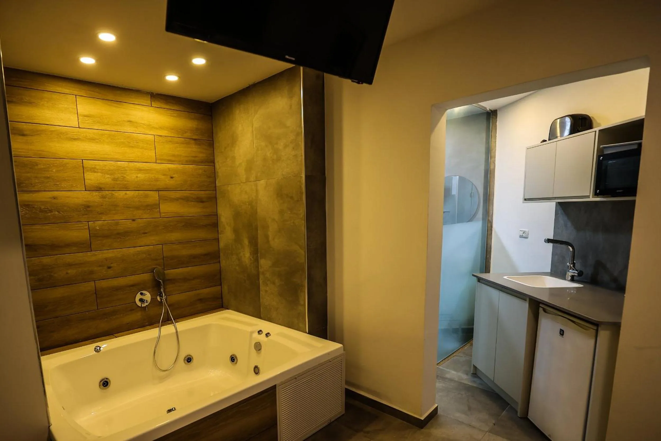 Hot Tub in G38 Rental Apartment Building