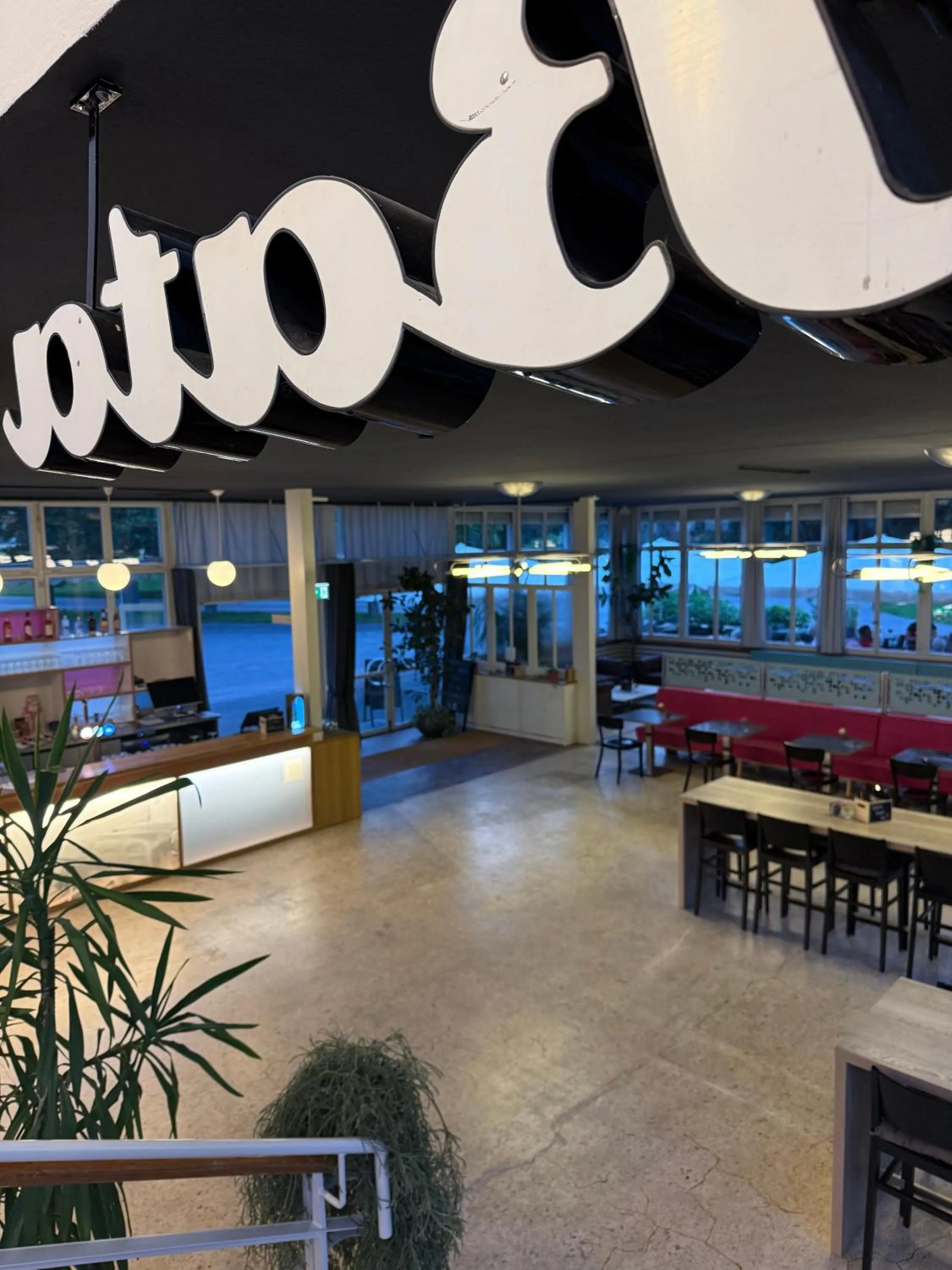 Restaurant/places to eat in Bata Club Haus