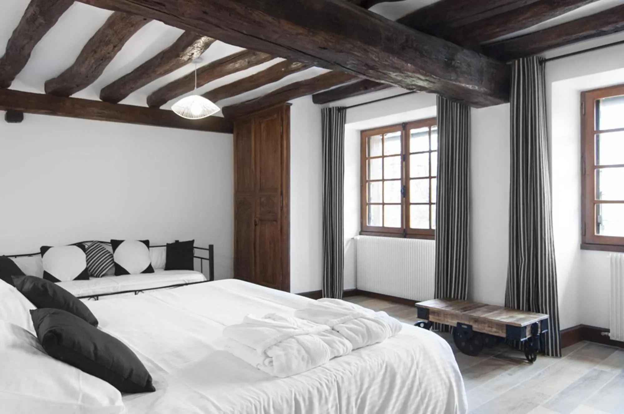 Bedroom, Bed in Jardin des Sens, la Rente d'Eguilly