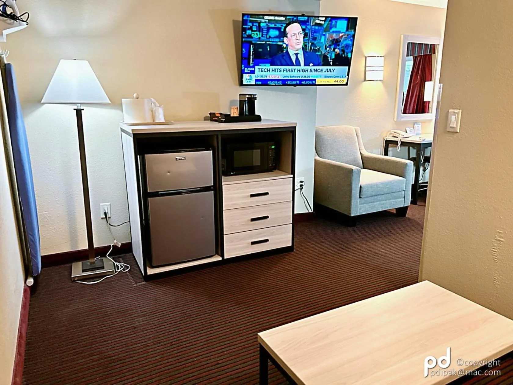 TV and multimedia in Travel Inn & Suites Flemington