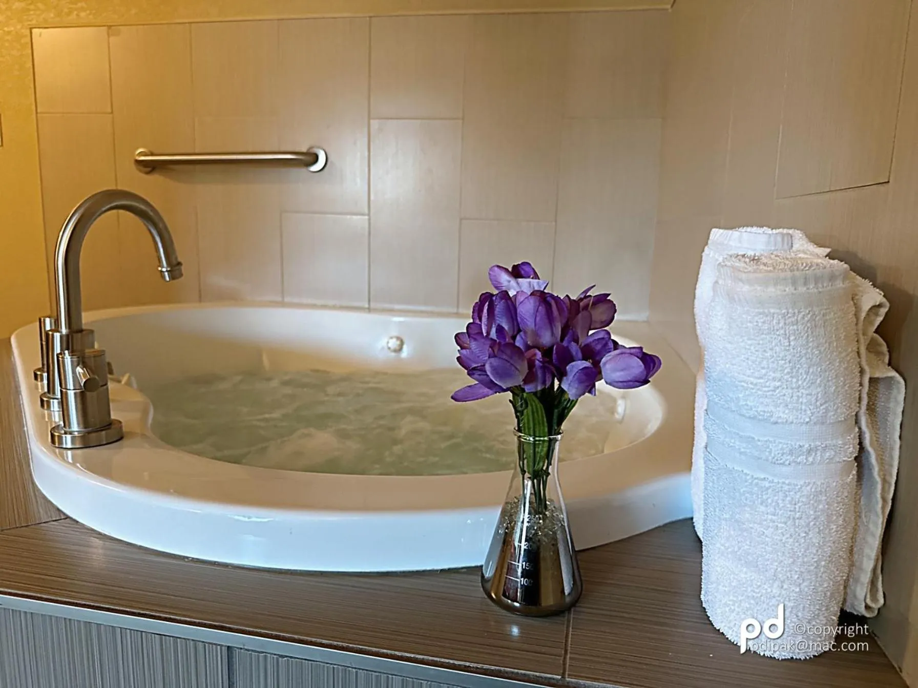 Hot Tub in Travel Inn & Suites Flemington