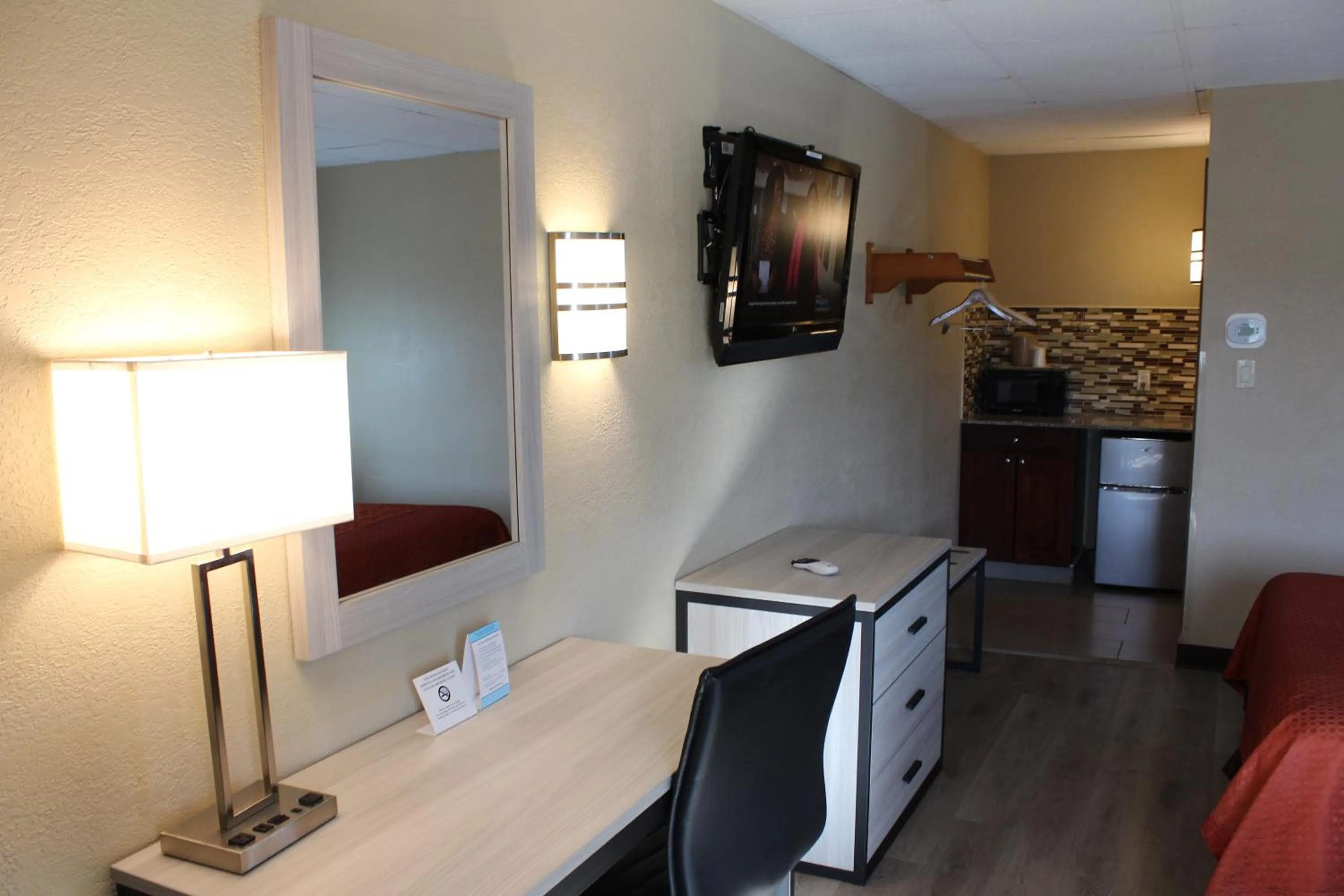 TV and multimedia in Travel Inn & Suites Flemington