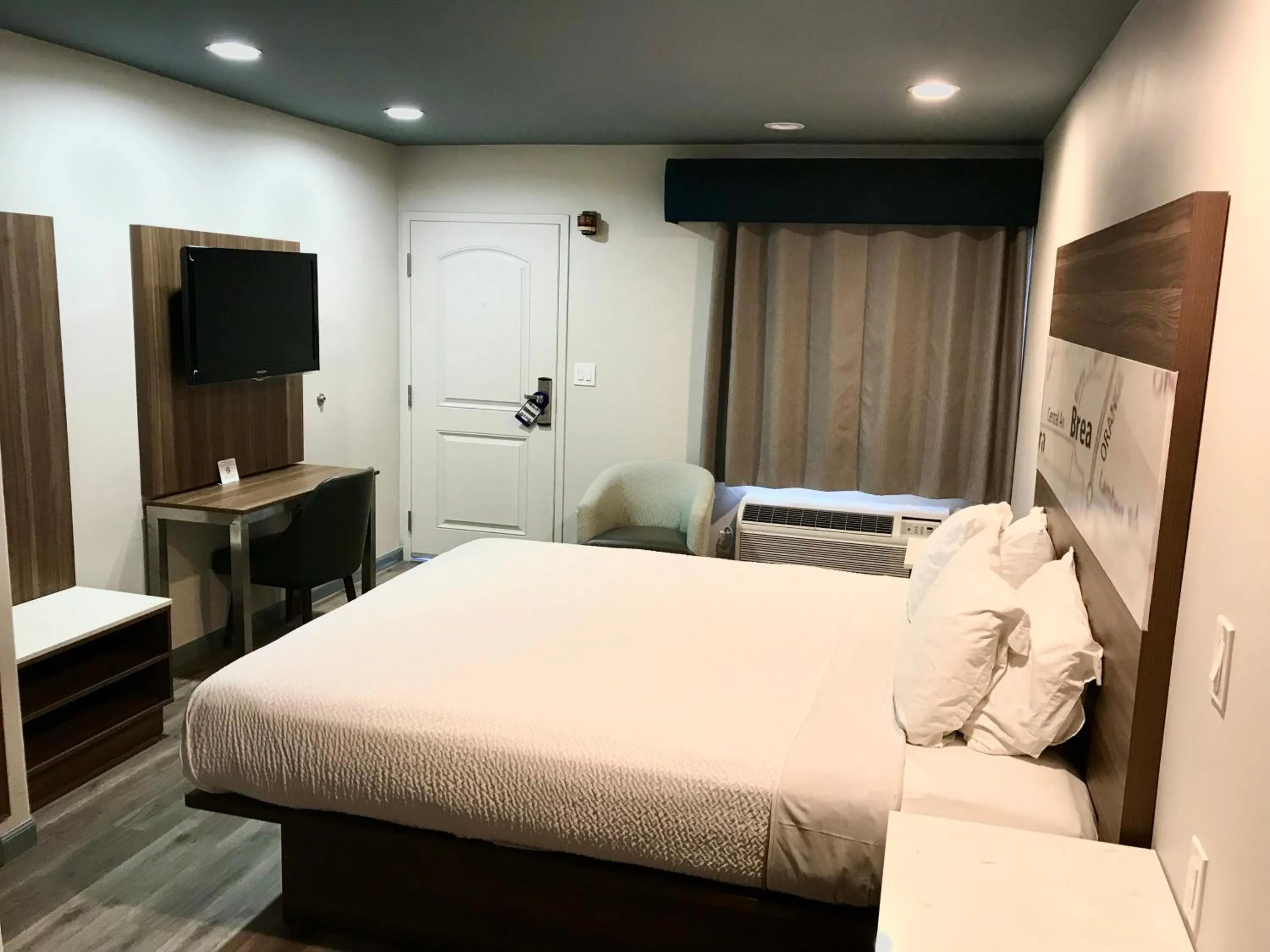 Photo of the whole room, Bed in Hyland Inn Brea