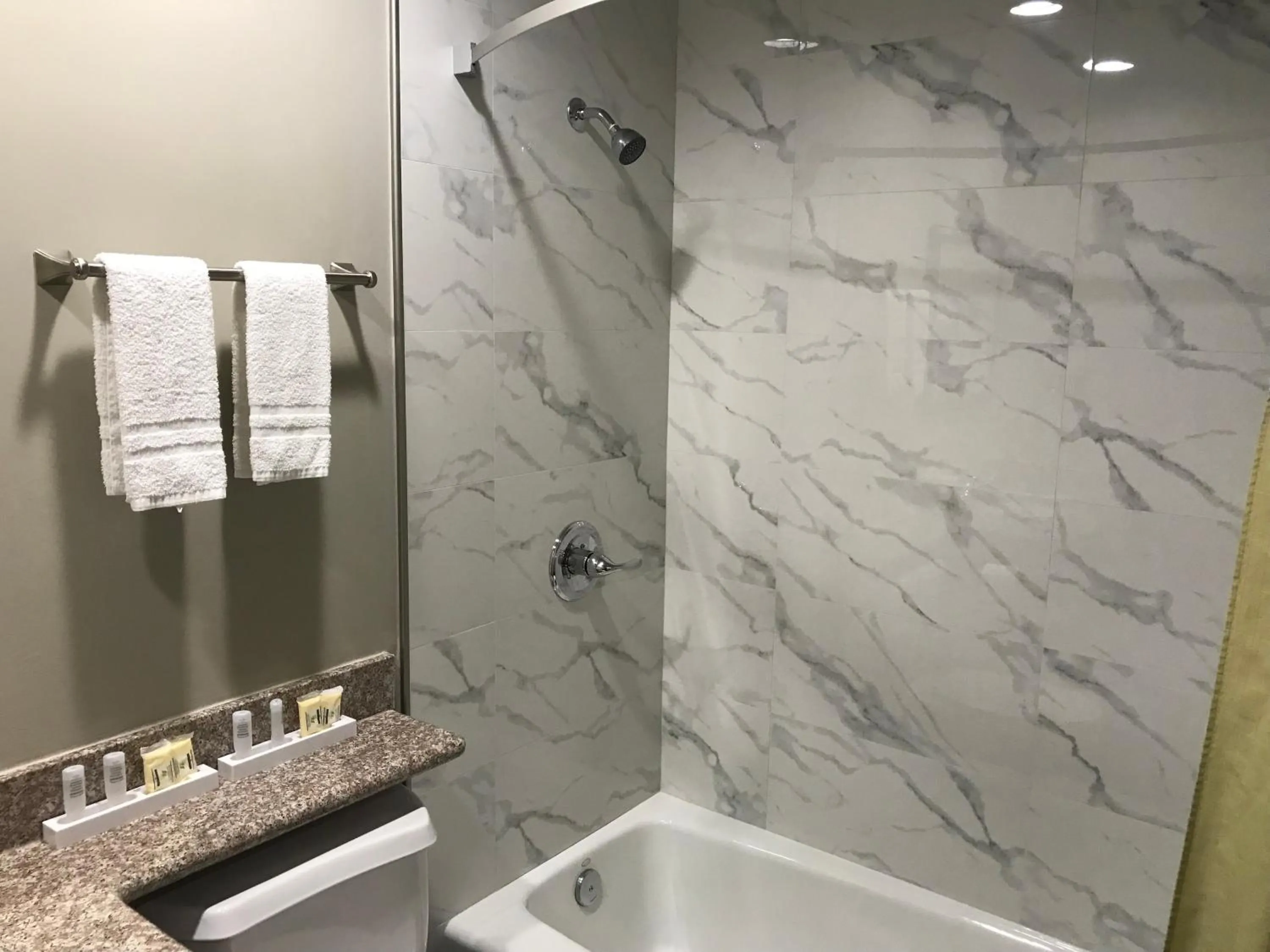 Bathroom in Hyland Inn Brea