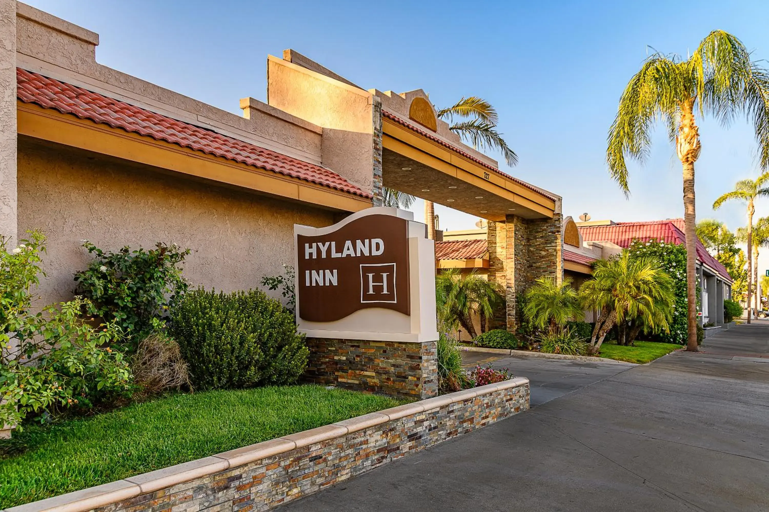 Facade/entrance in Hyland Inn Brea Facade/entrance in Hyland Inn Brea