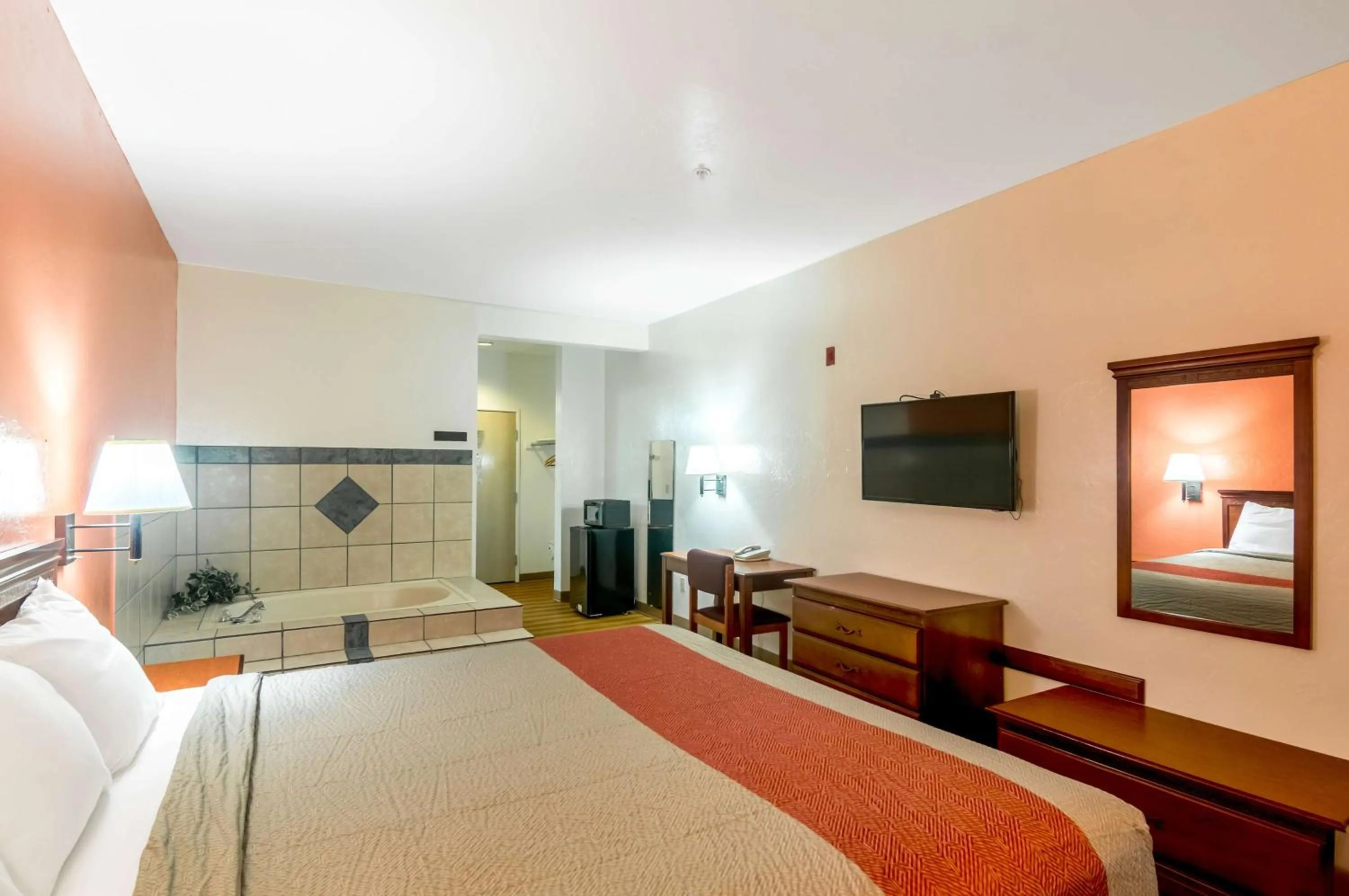 Hot Tub, Bed in Motel 6-Oklahoma City, OK