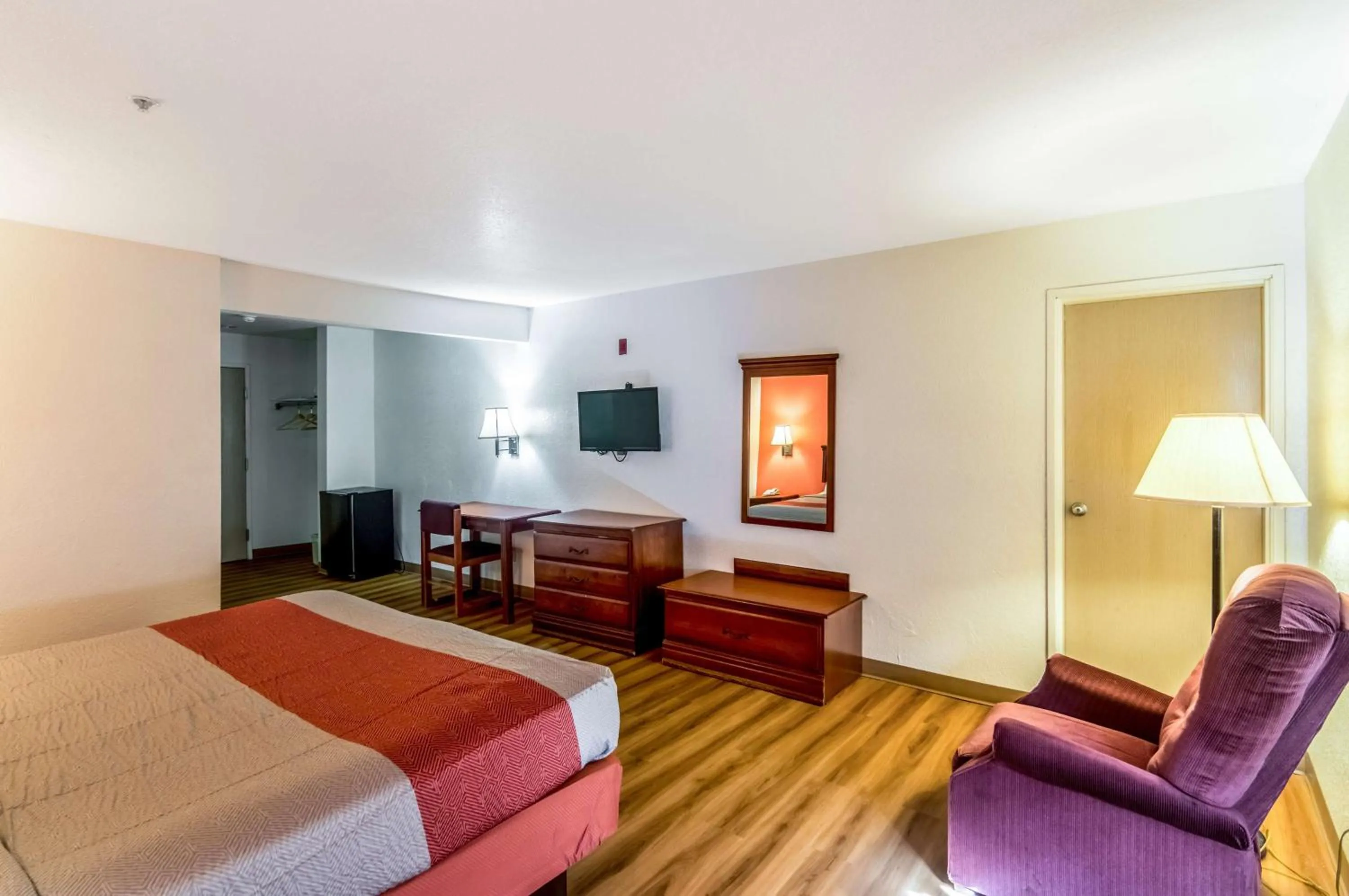 TV and multimedia, Bed in Motel 6-Oklahoma City, OK