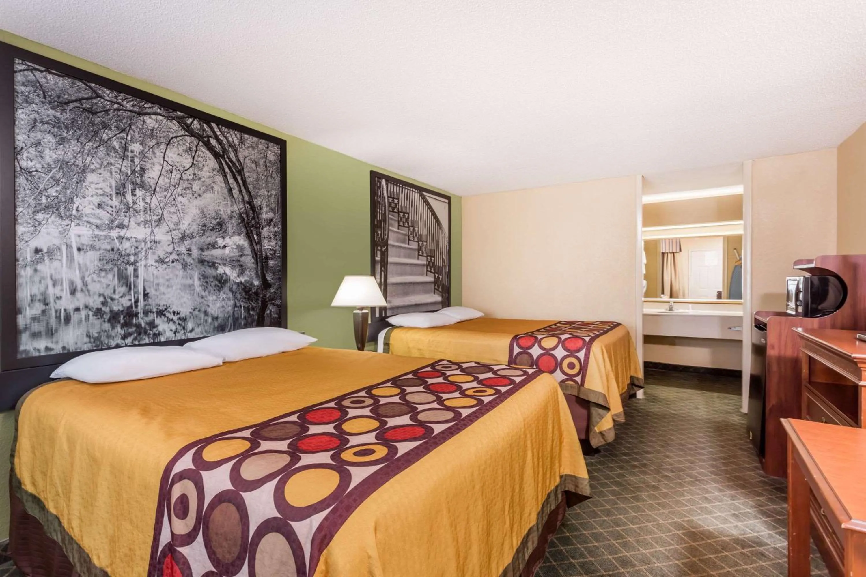 Photo of the whole room, Bed in Super 8 by Wyndham Macon West