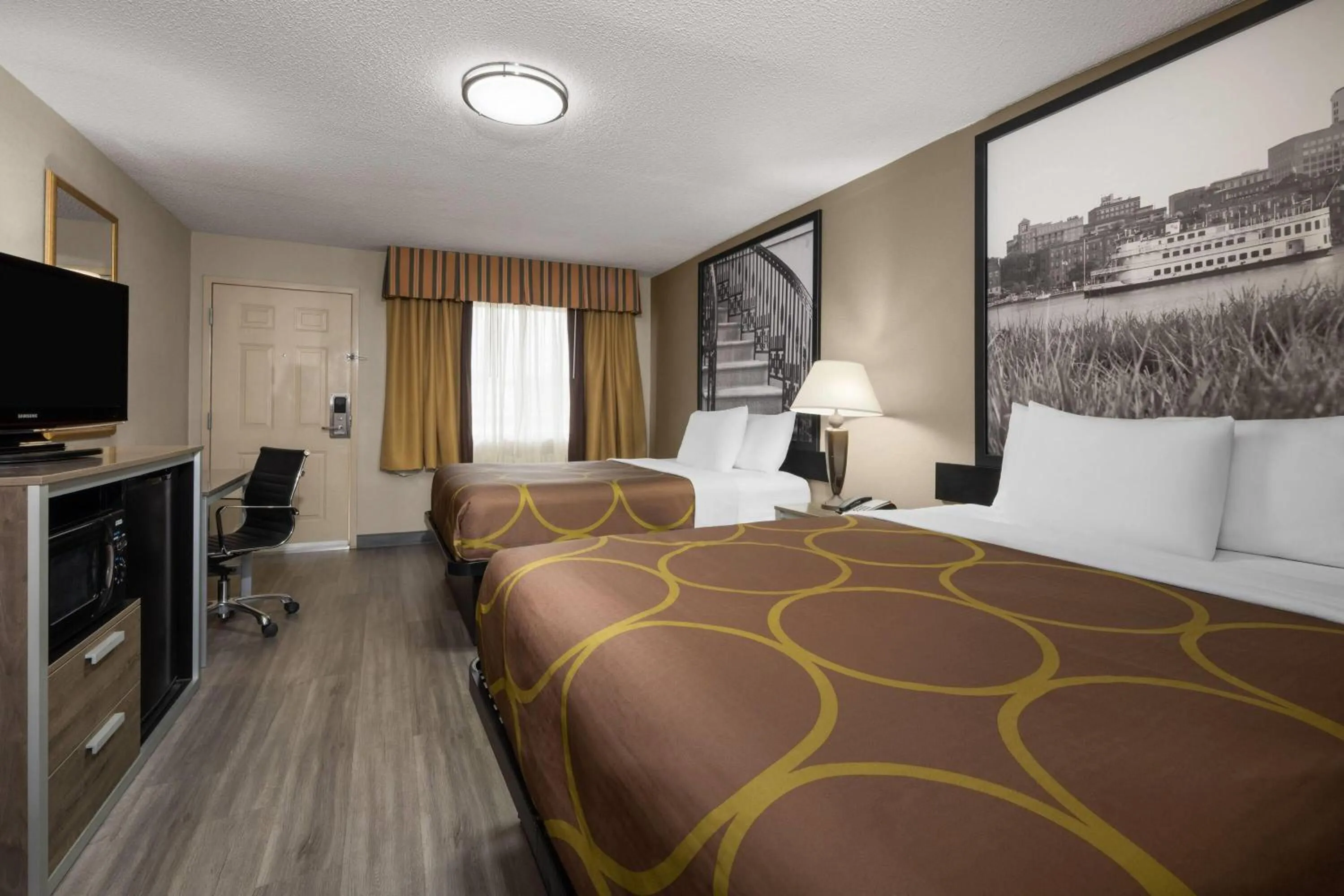 Photo of the whole room, Bed in Super 8 by Wyndham Macon West