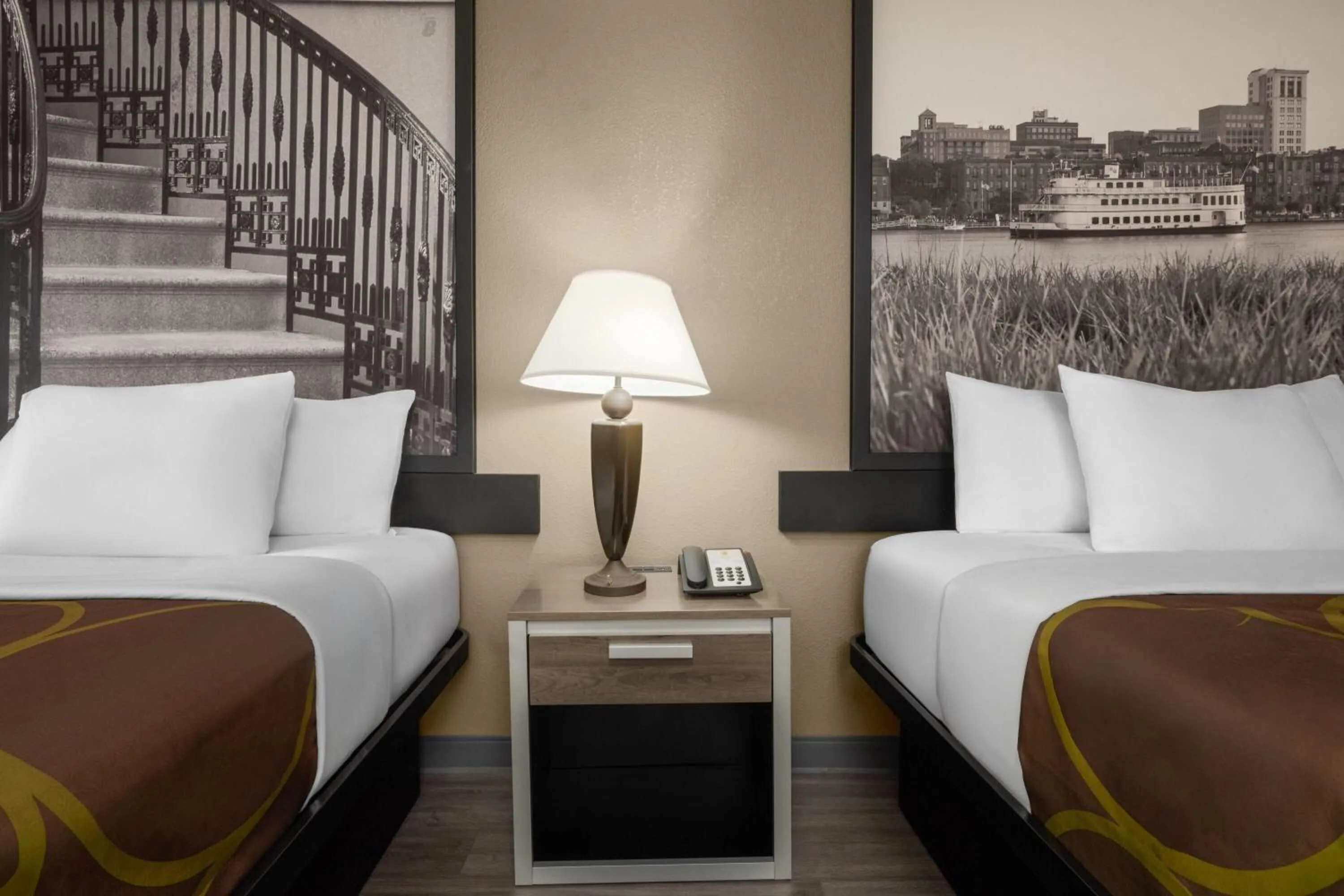 Photo of the whole room, Bed in Super 8 by Wyndham Macon West