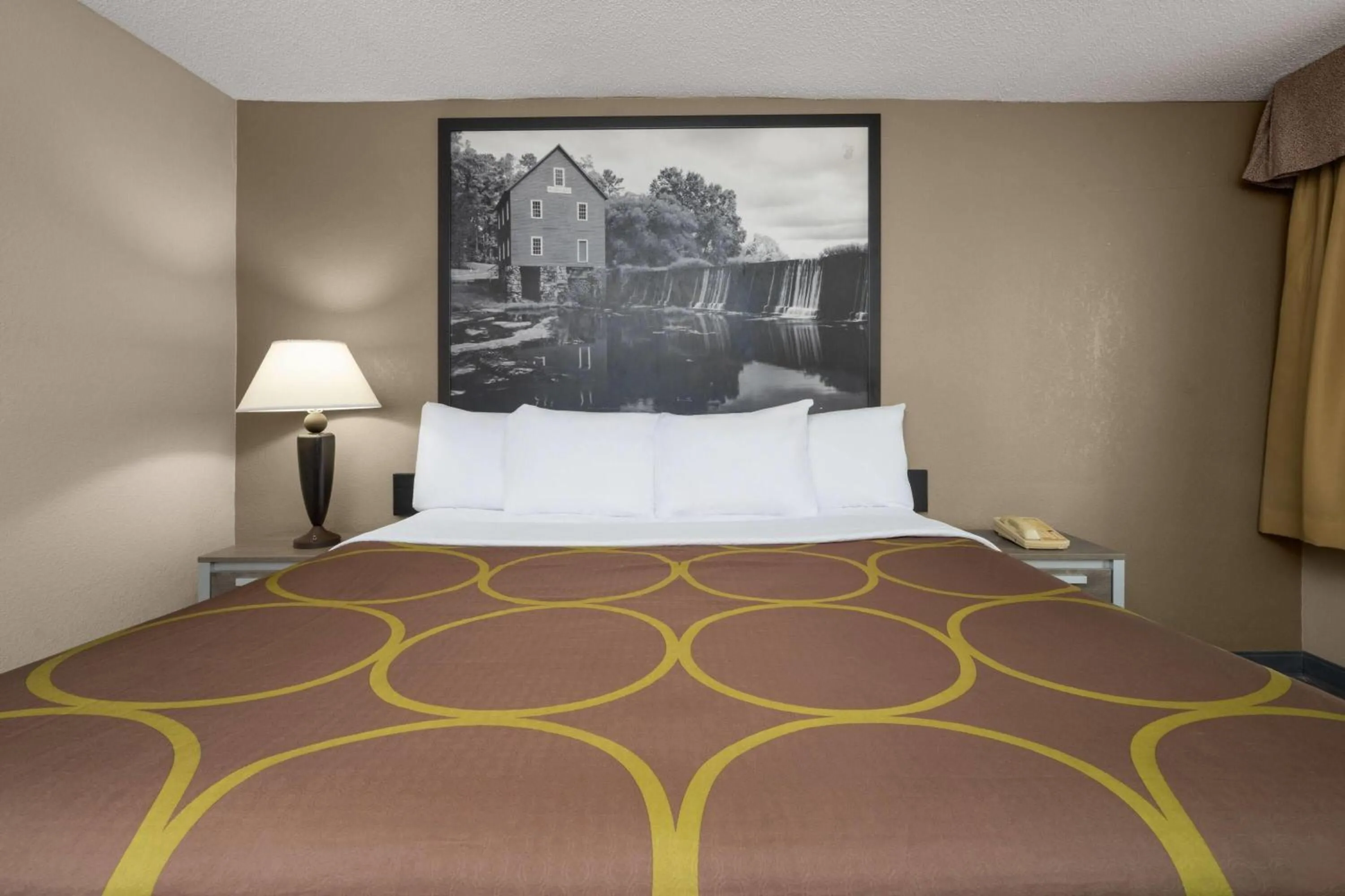 Photo of the whole room, Bed in Super 8 by Wyndham Macon West