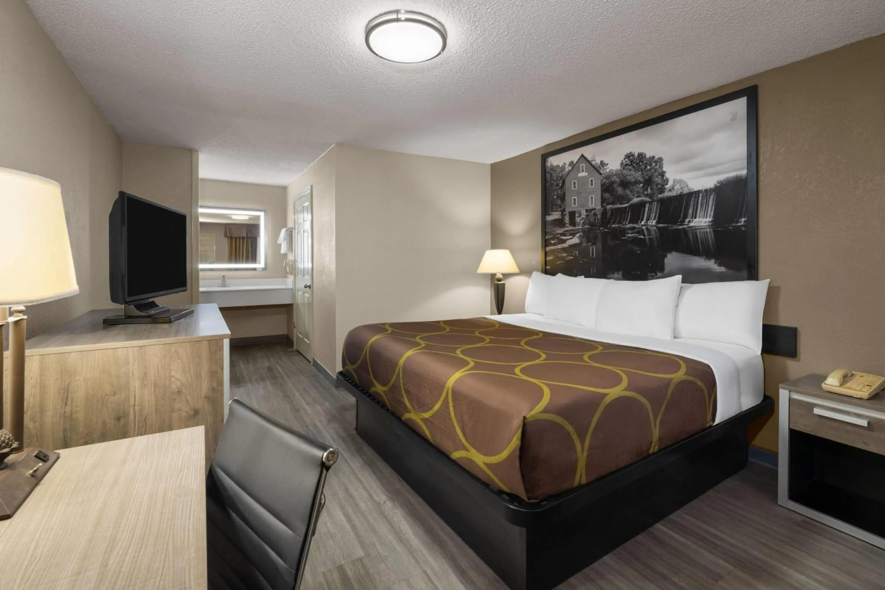 Photo of the whole room, Bed in Super 8 by Wyndham Macon West