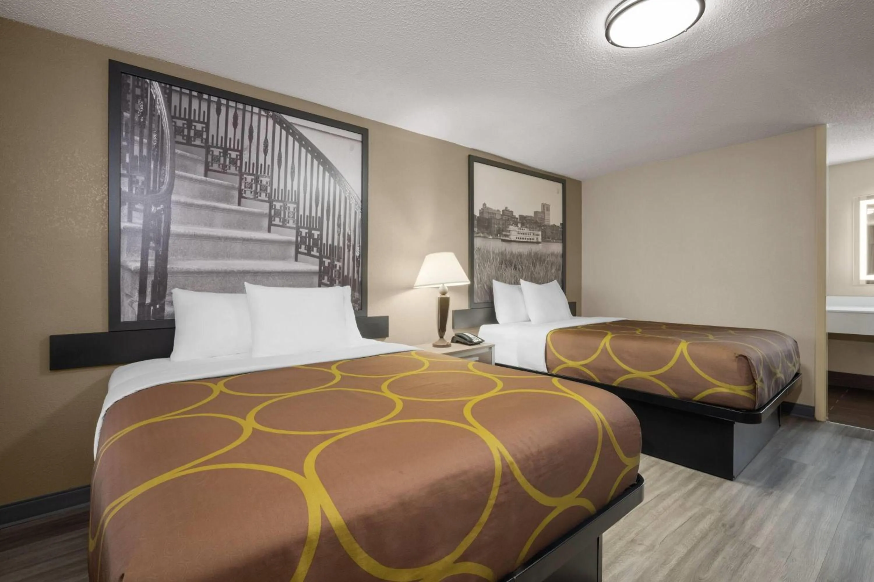 Photo of the whole room, Bed in Super 8 by Wyndham Macon West