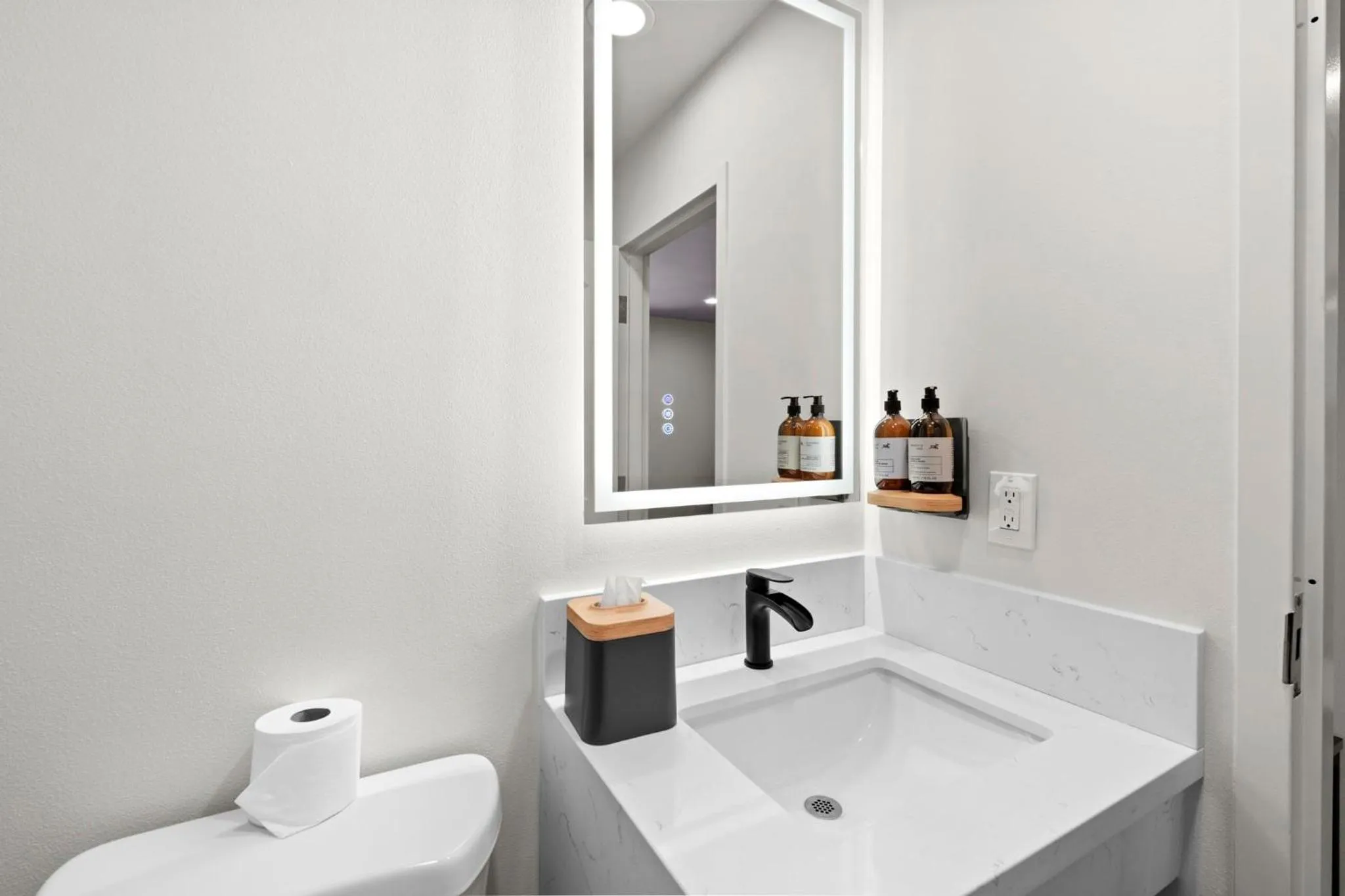 Toilet in Hyland Inn Long Beach