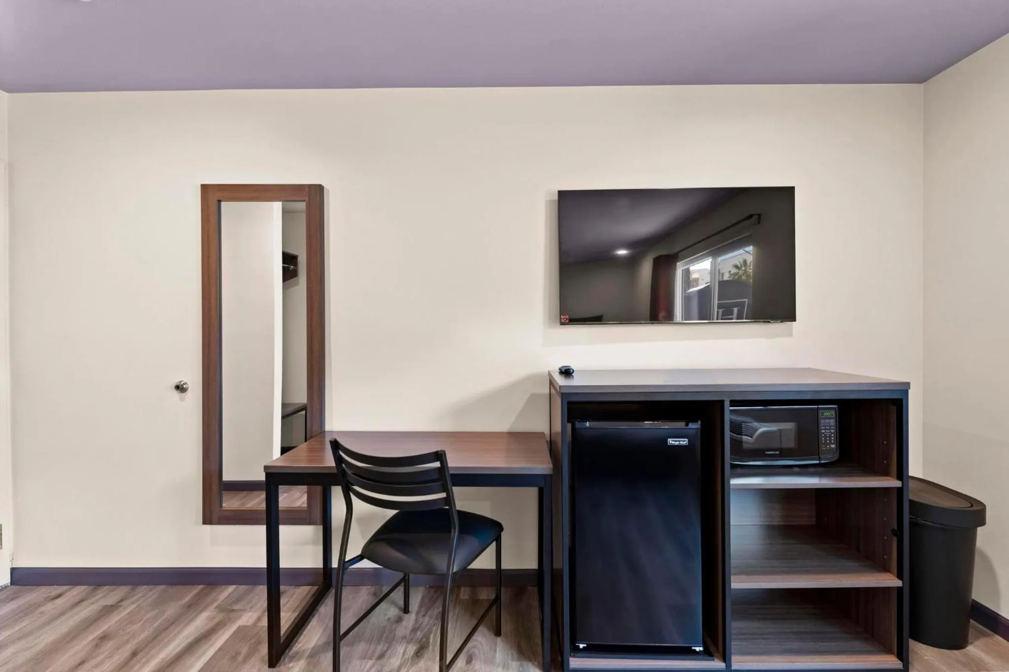 TV and multimedia in Hyland Inn Long Beach