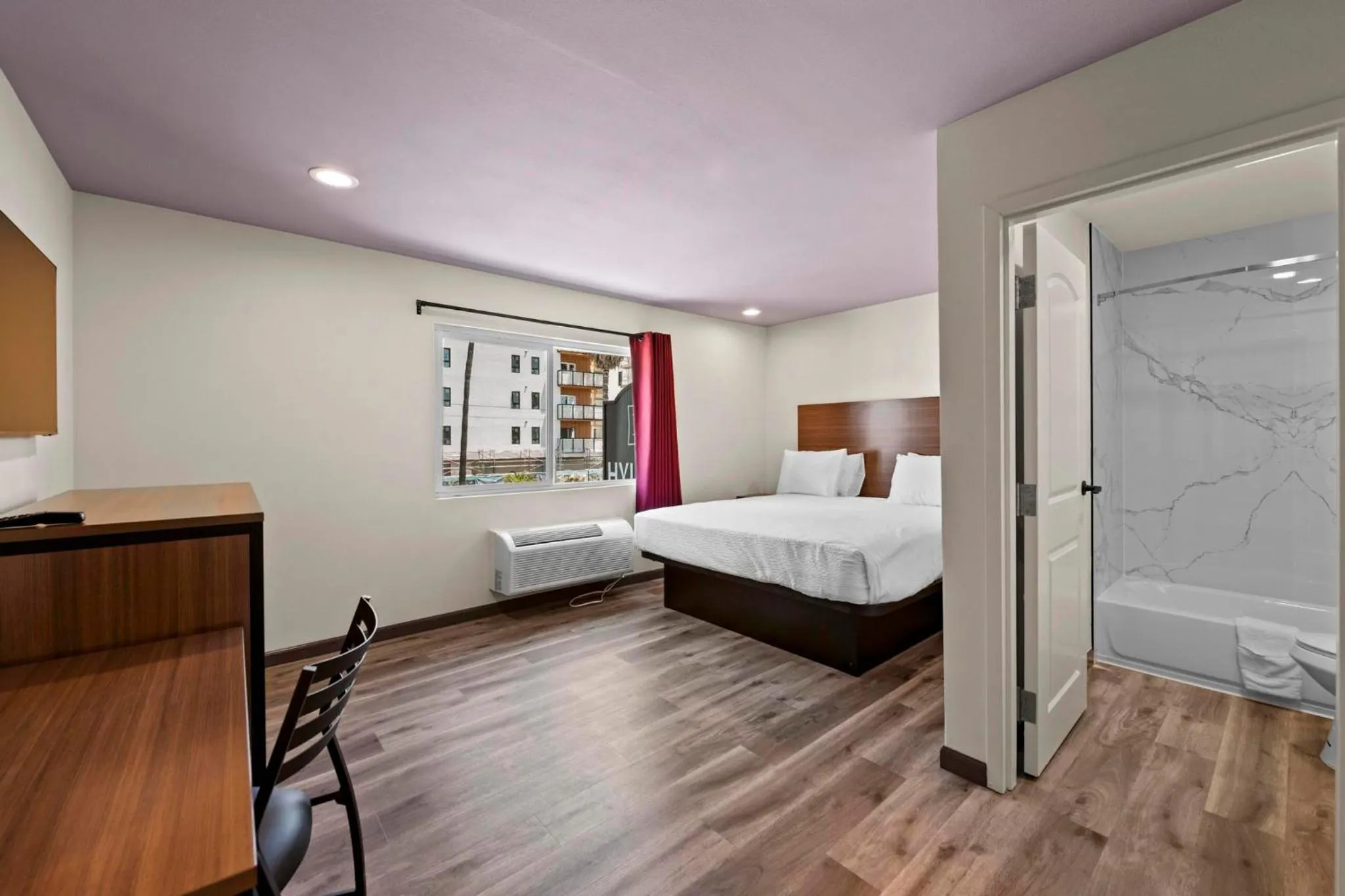 Photo of the whole room, Bed in Hyland Inn Long Beach