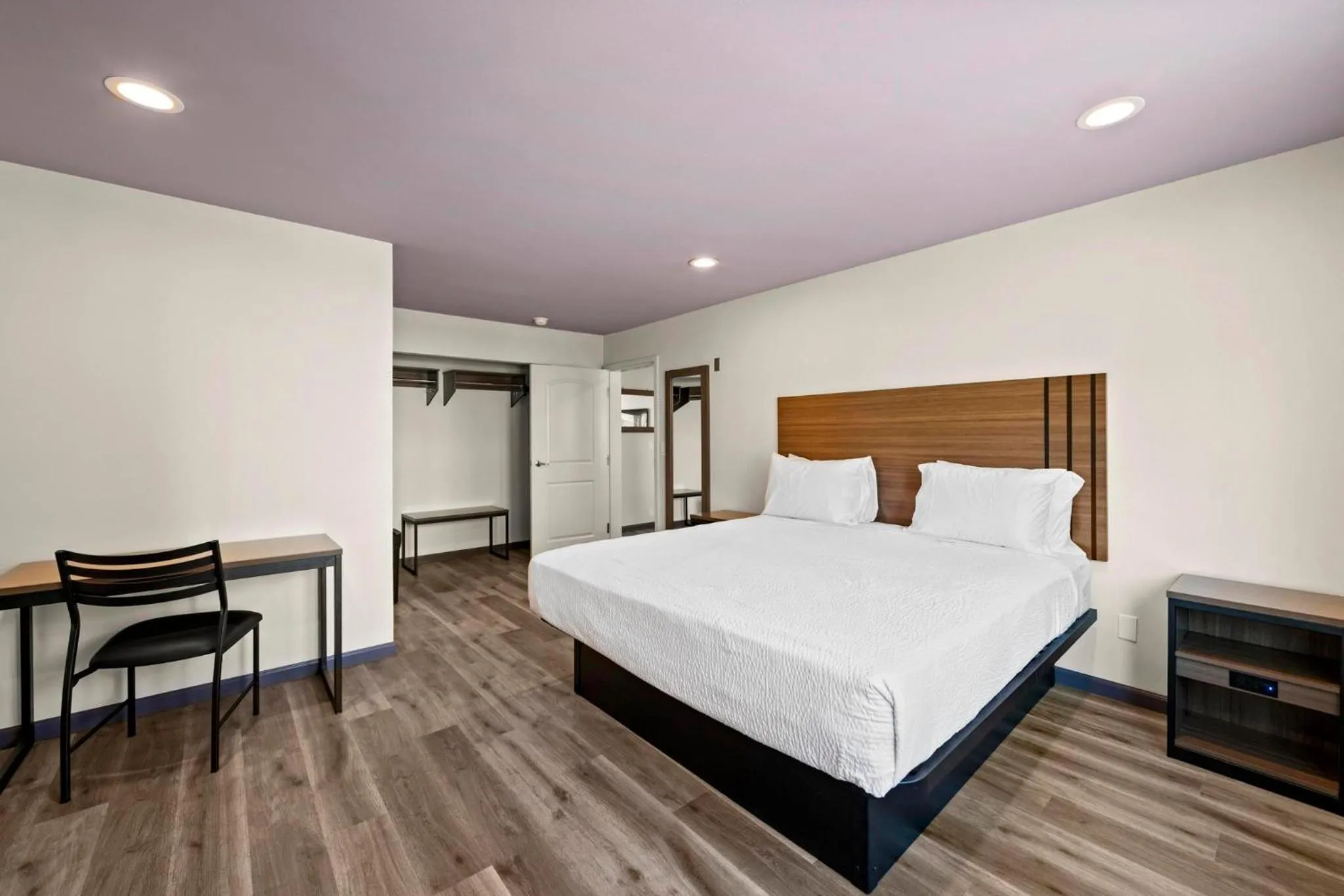 Photo of the whole room, Bed in Hyland Inn Long Beach