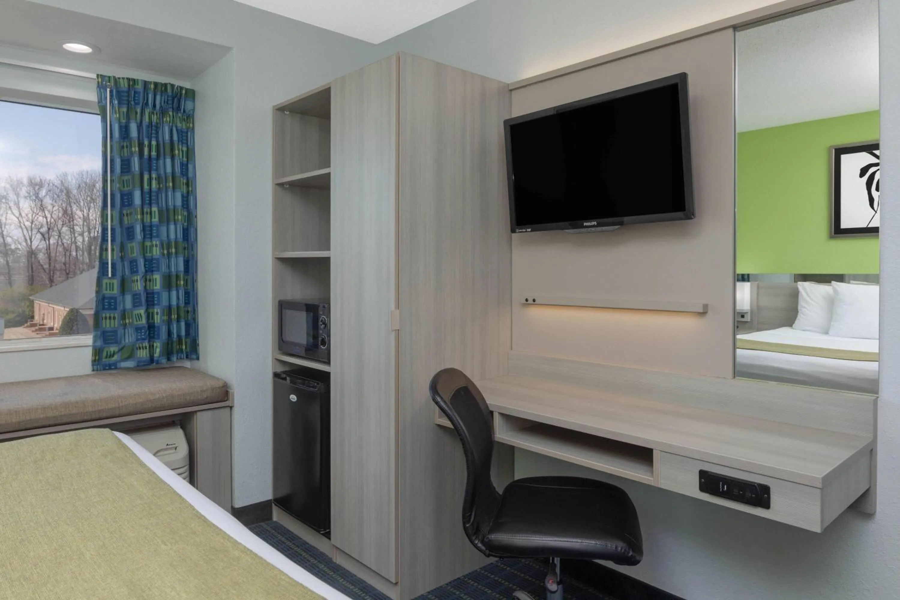 Photo of the whole room, Bed in Microtel Inn by Wyndham Lake Norman