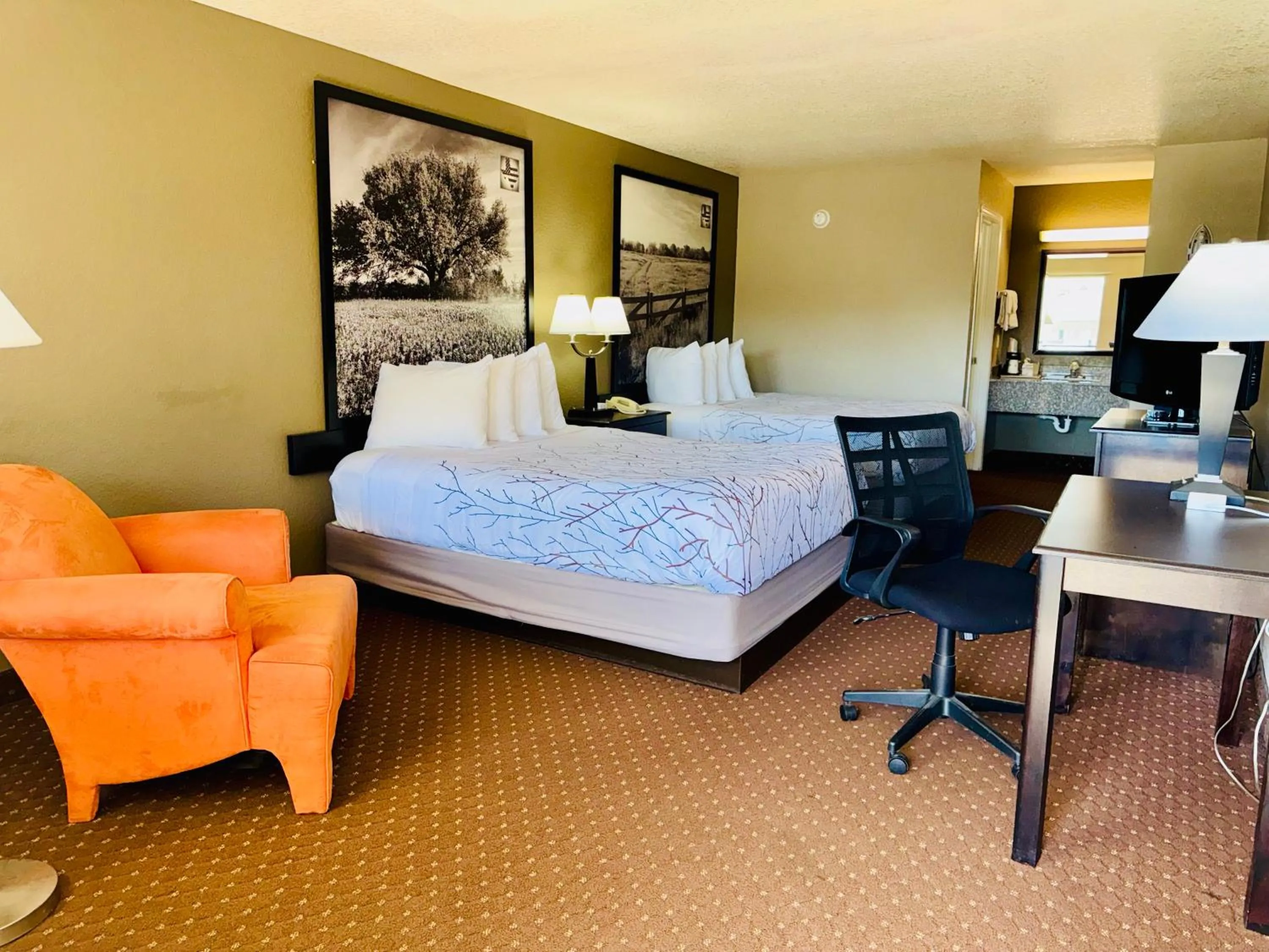 Bed in Hill Country Inn & Suites - New Braunfels, Gruene
