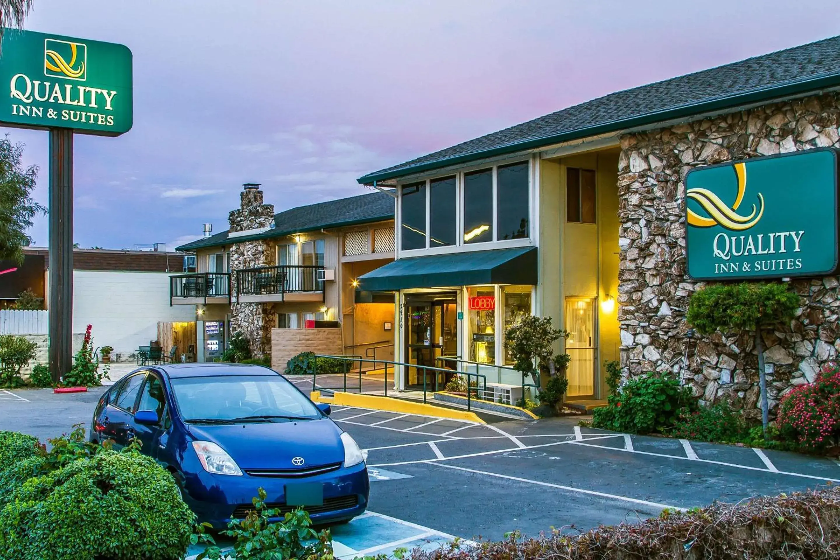 Property building in Quality Inn & Suites Silicon Valley Property building in Quality Inn & Suites Silicon Valley