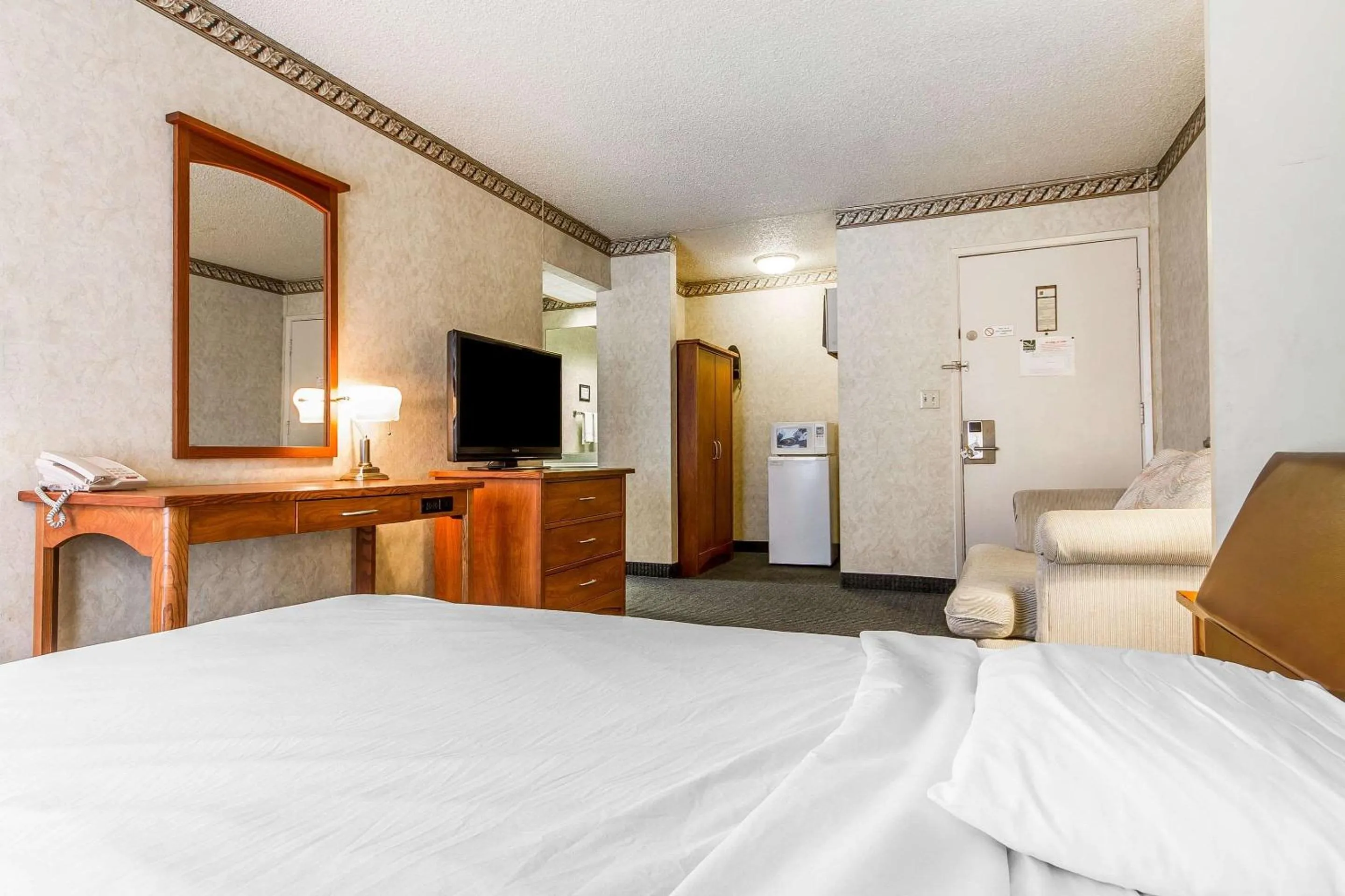 Photo of the whole room, Bed in Quality Inn & Suites Silicon Valley