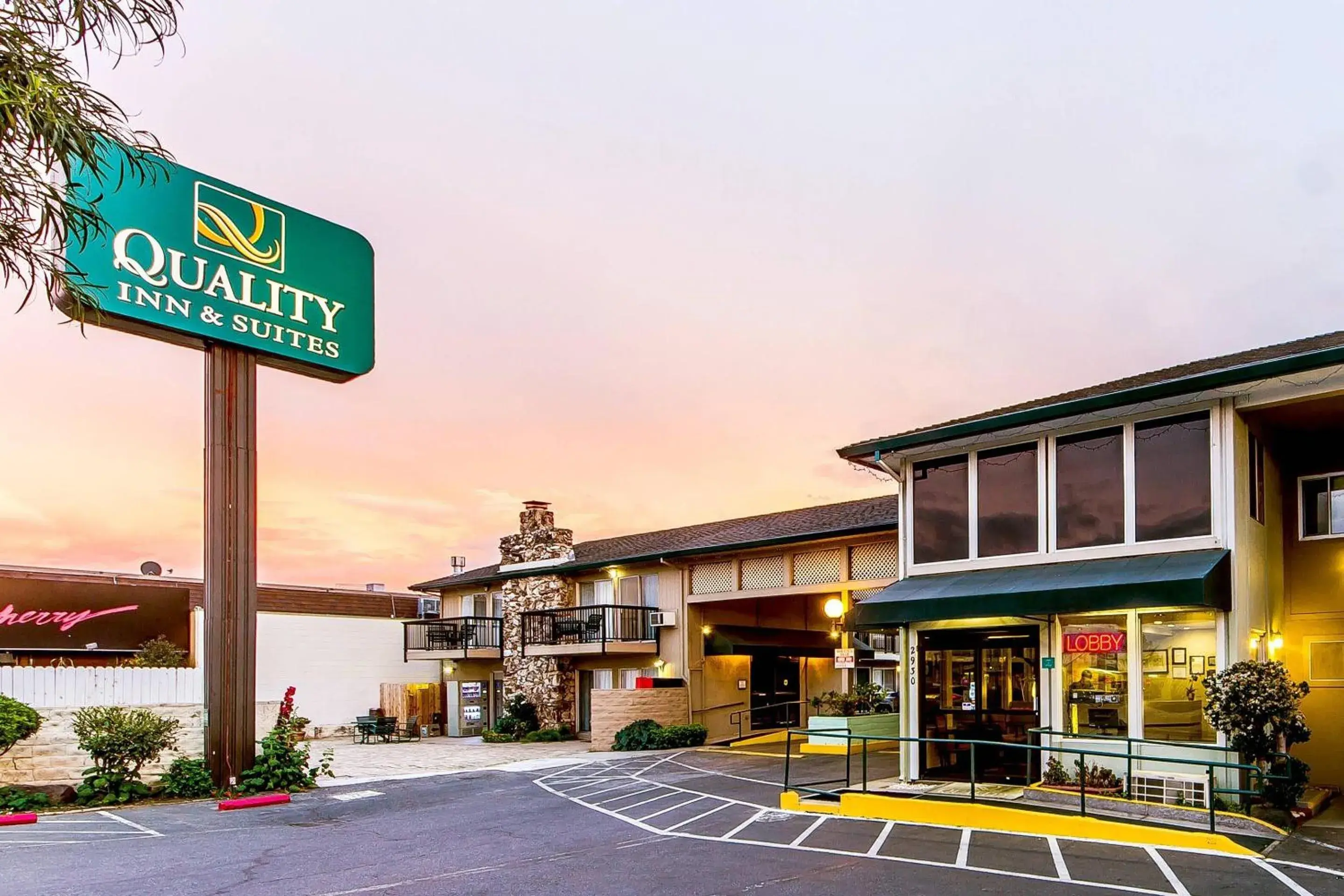 Property building in Quality Inn & Suites Silicon Valley Property building in Quality Inn & Suites Silicon Valley
