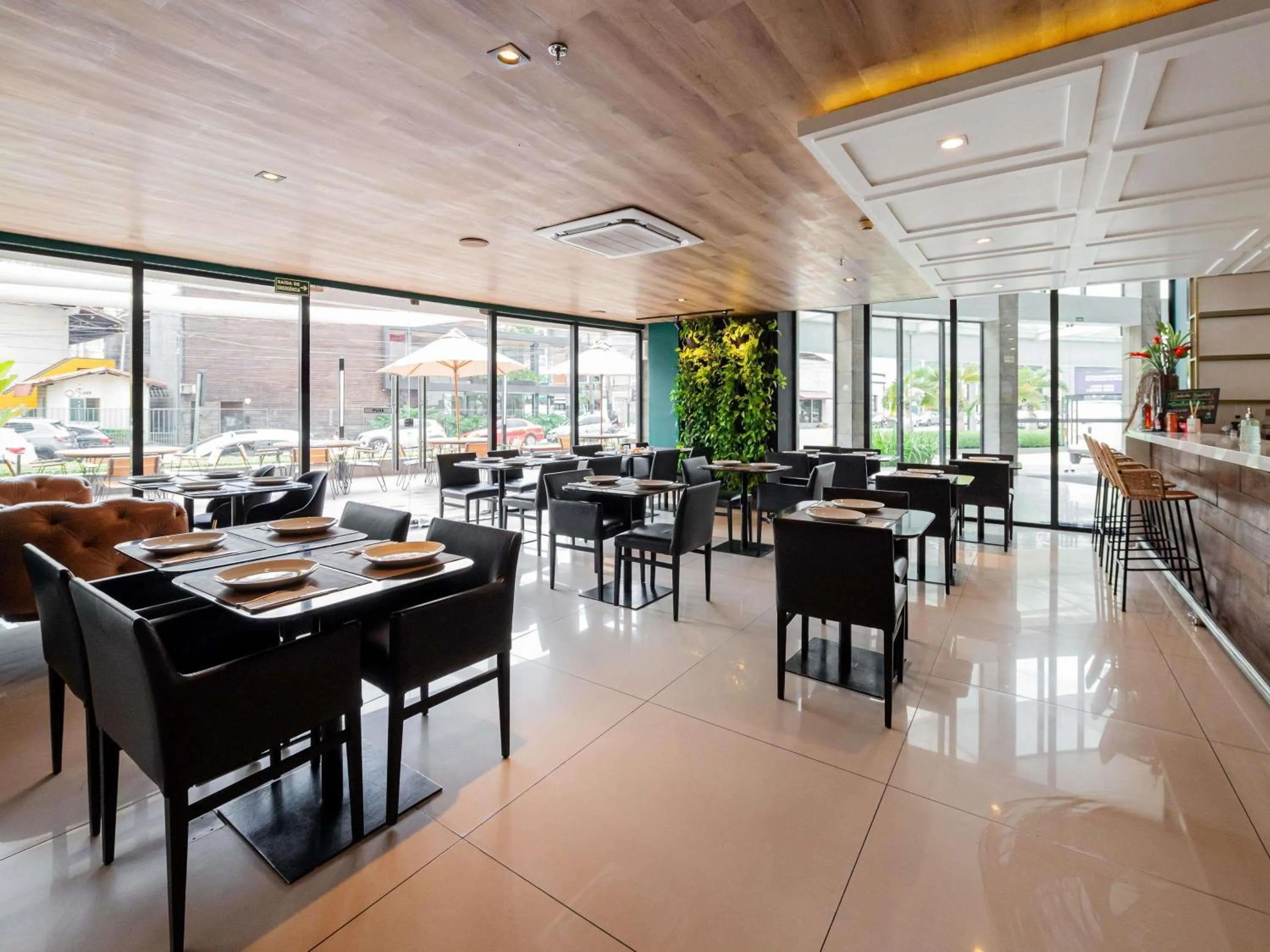 Restaurant/places to eat in Mercure Belem Boulevard