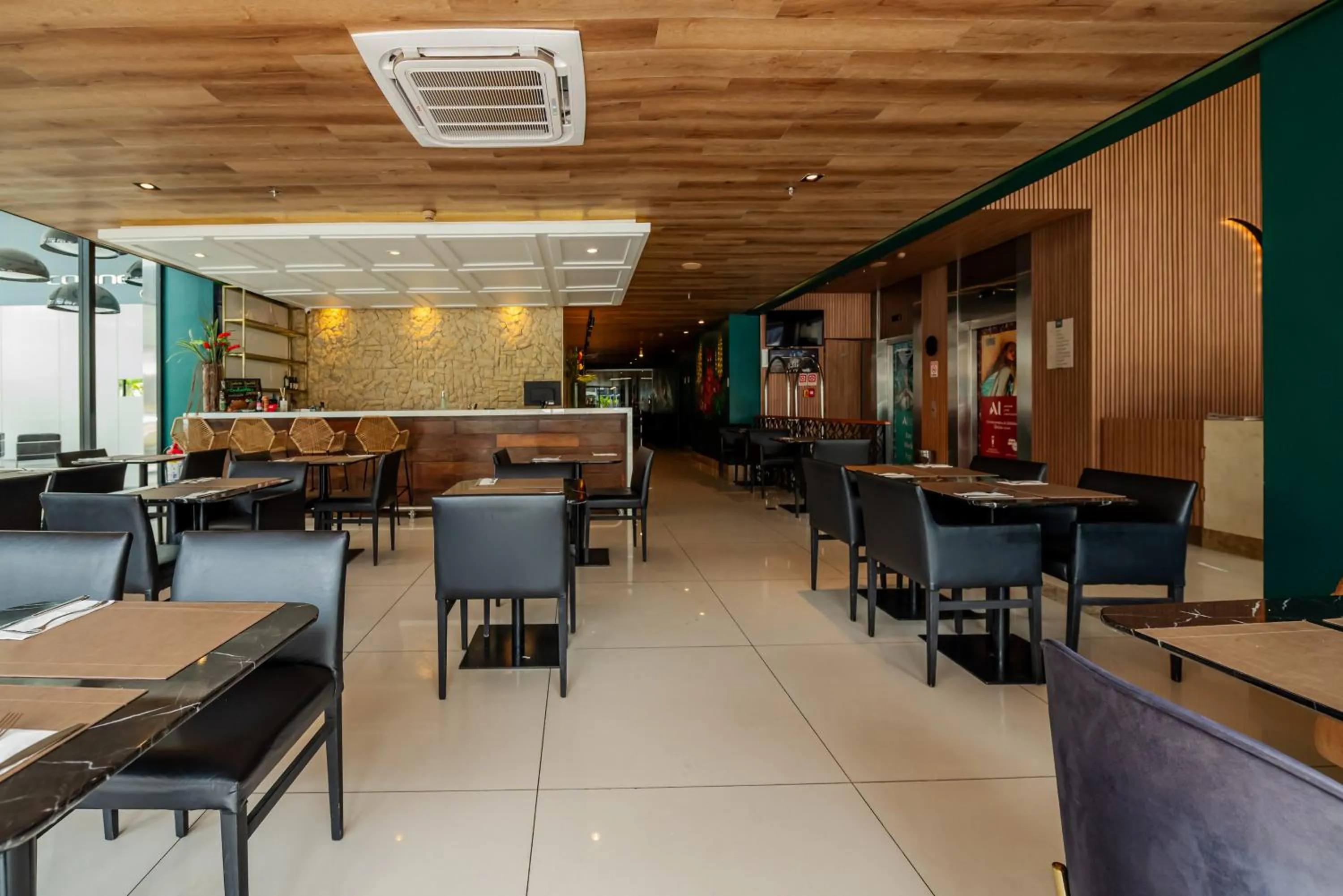 Restaurant/places to eat in Mercure Belem Boulevard