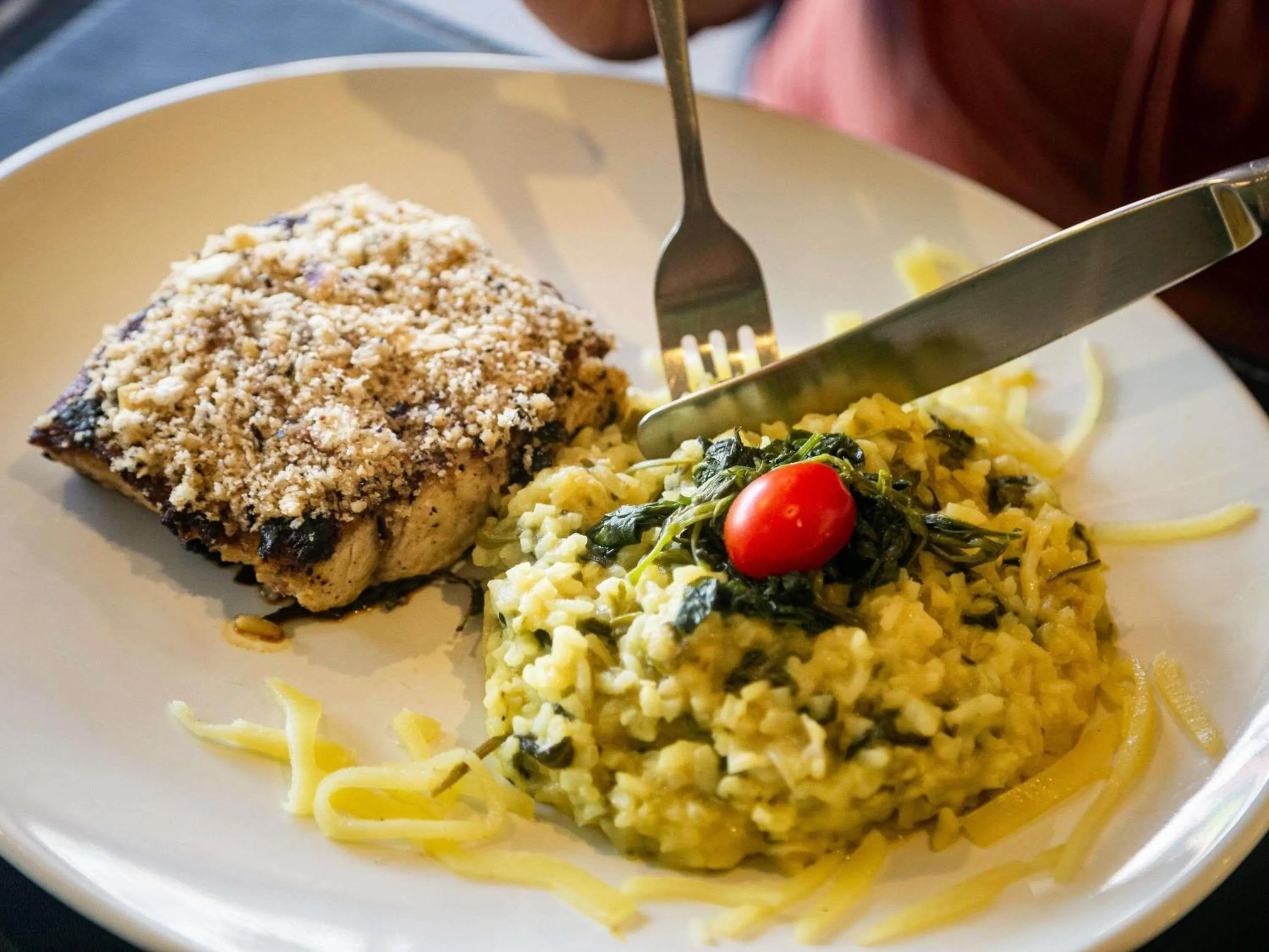 Restaurant/places to eat in Mercure Belem Boulevard