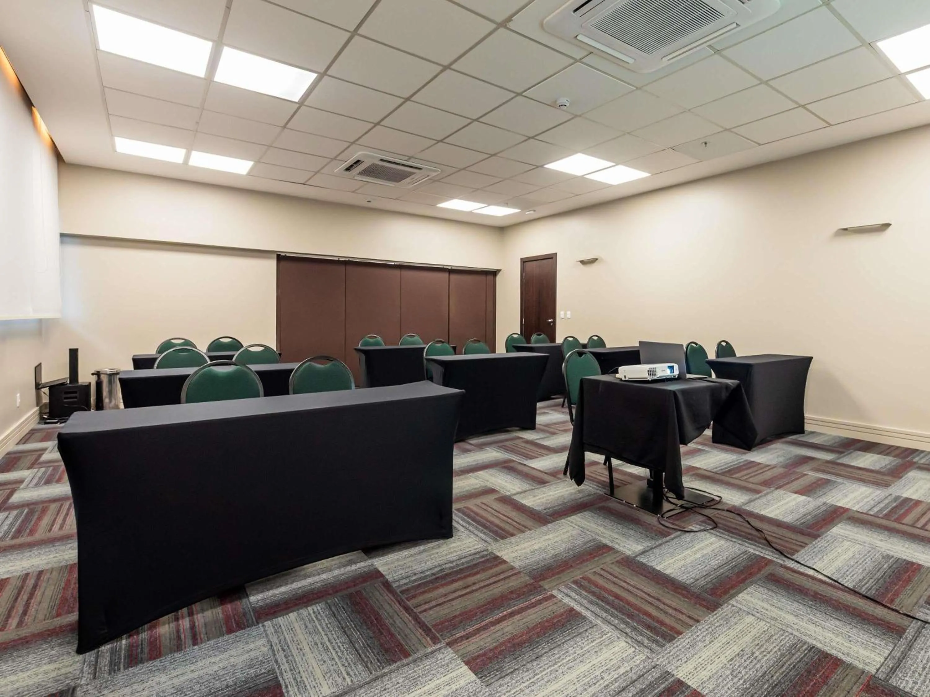 Meeting/conference room in Mercure Belem Boulevard