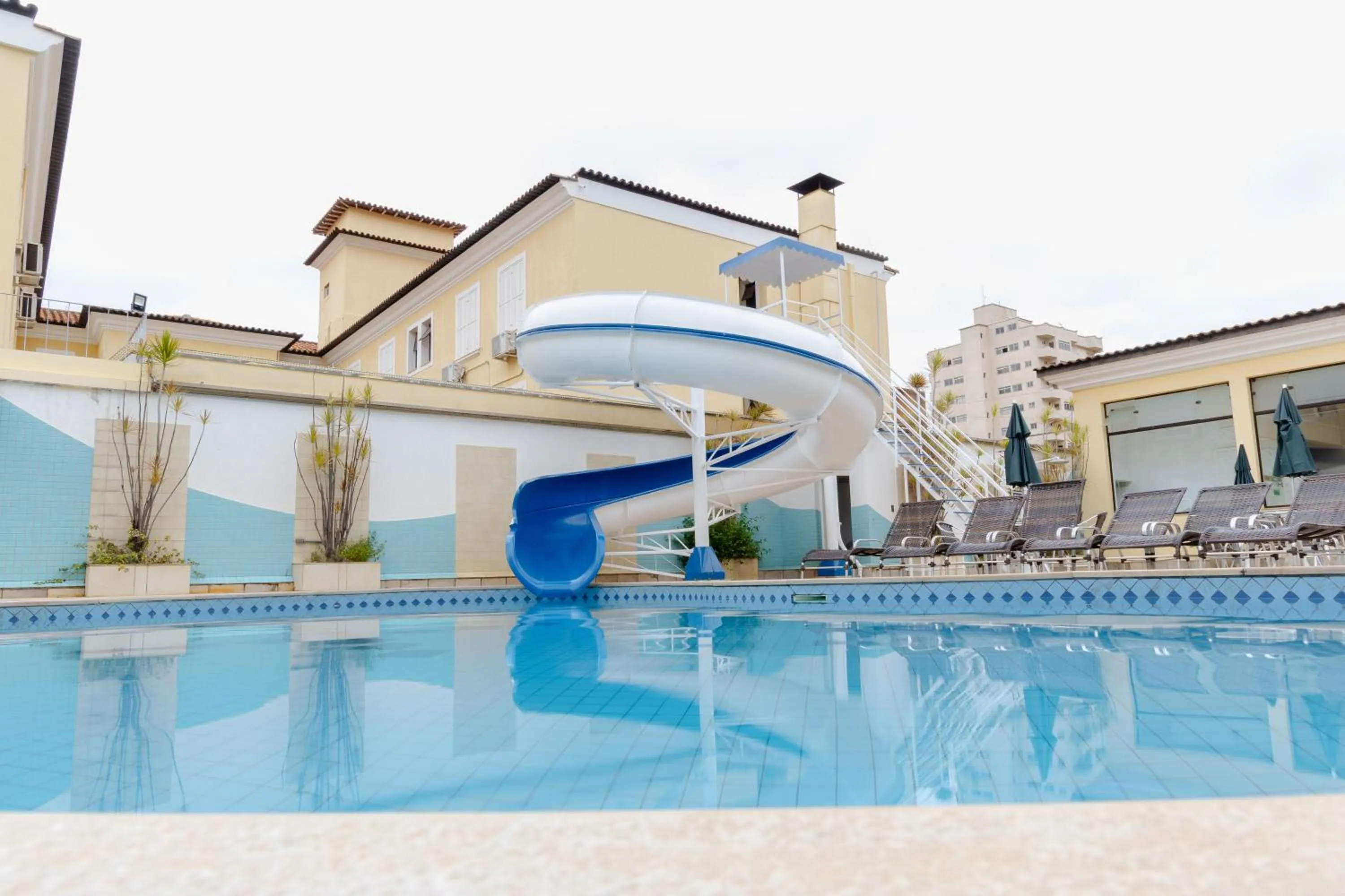 Swimming pool in Hotel Minas Gerais