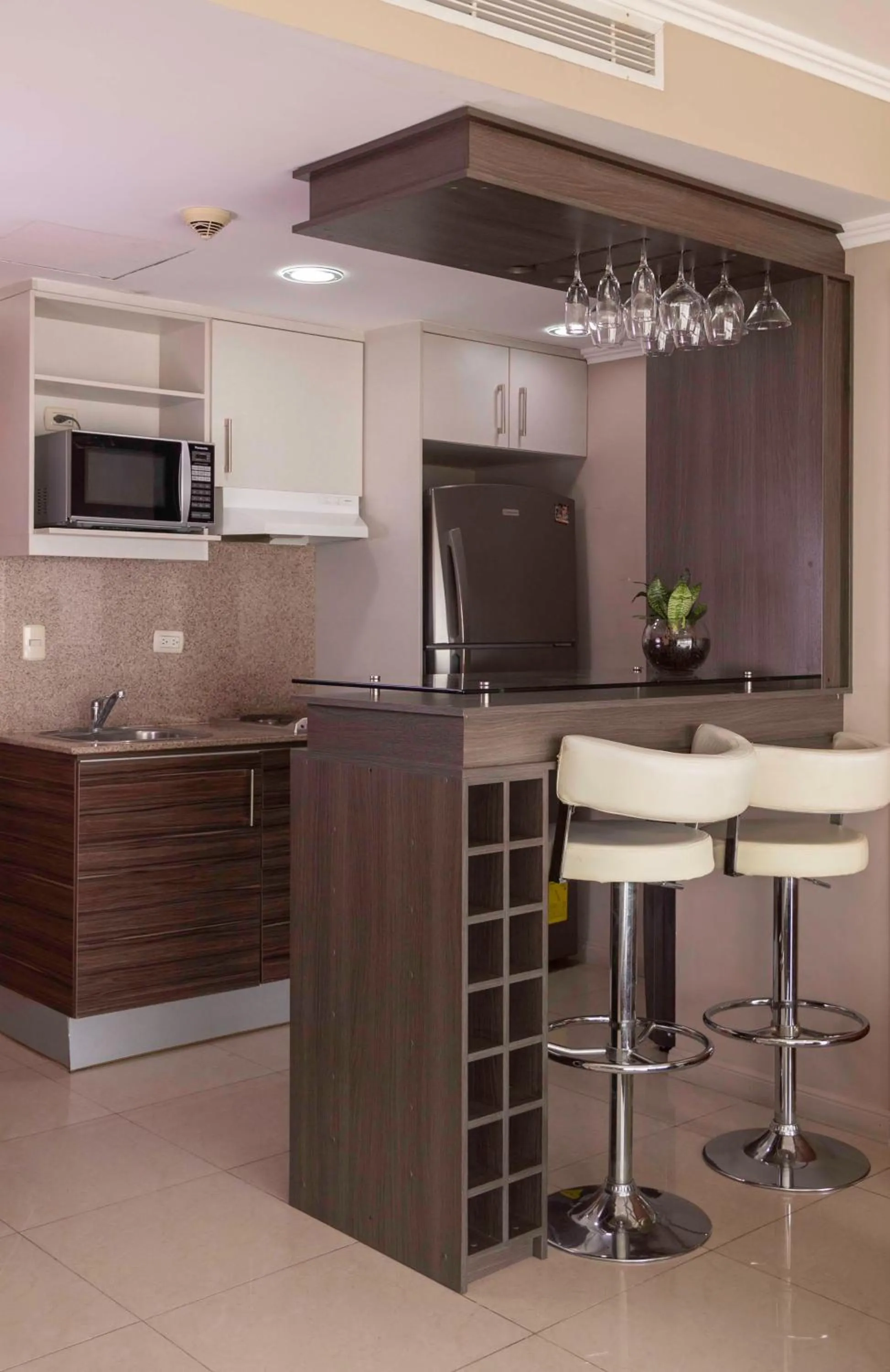 Riverfront I 1, piso 4, suite vista al rio, Puerto Santa Ana, Guayaquil