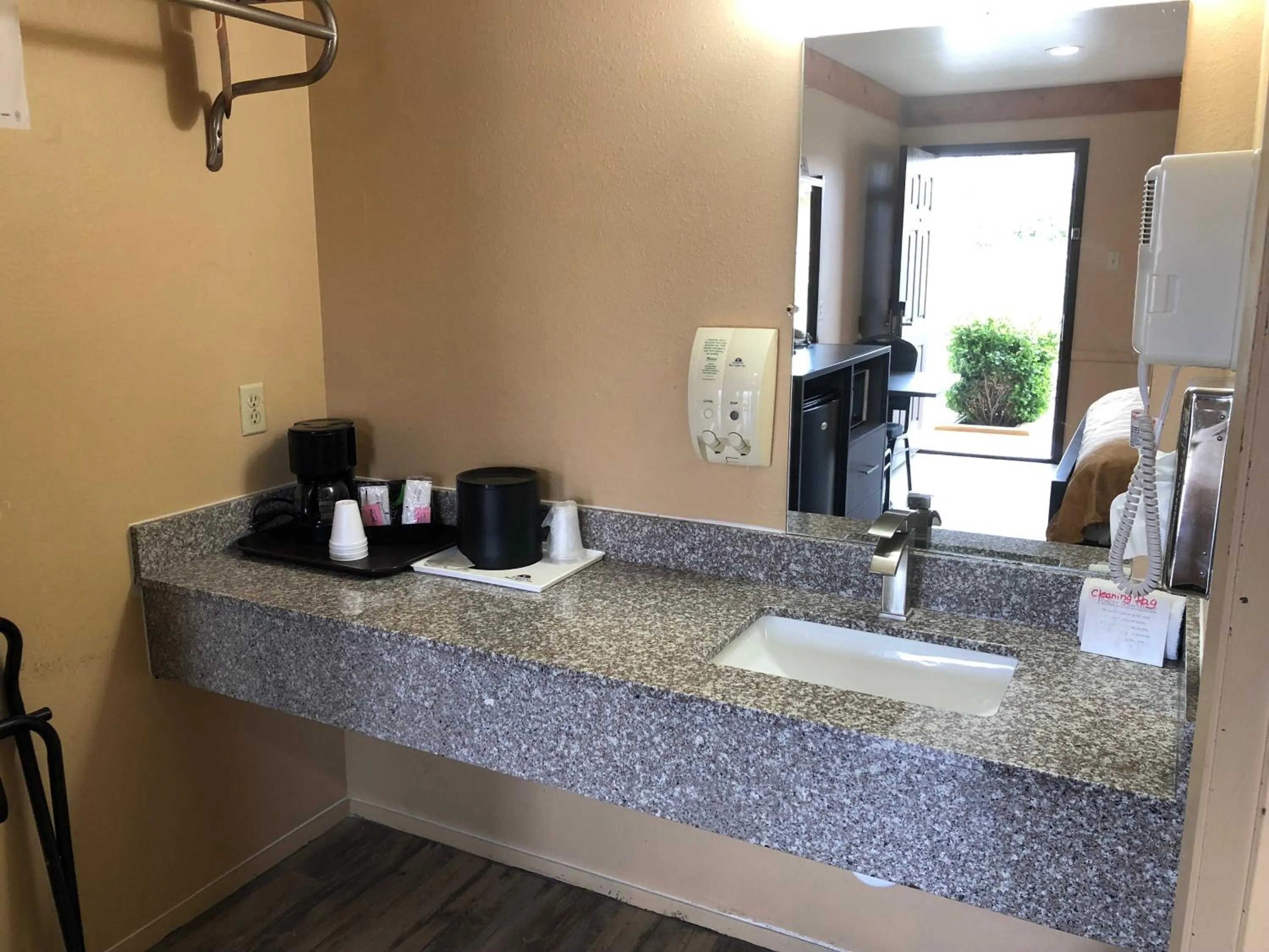 Coffee/tea facilities in Americas Best Value Inn - Legend's Inn