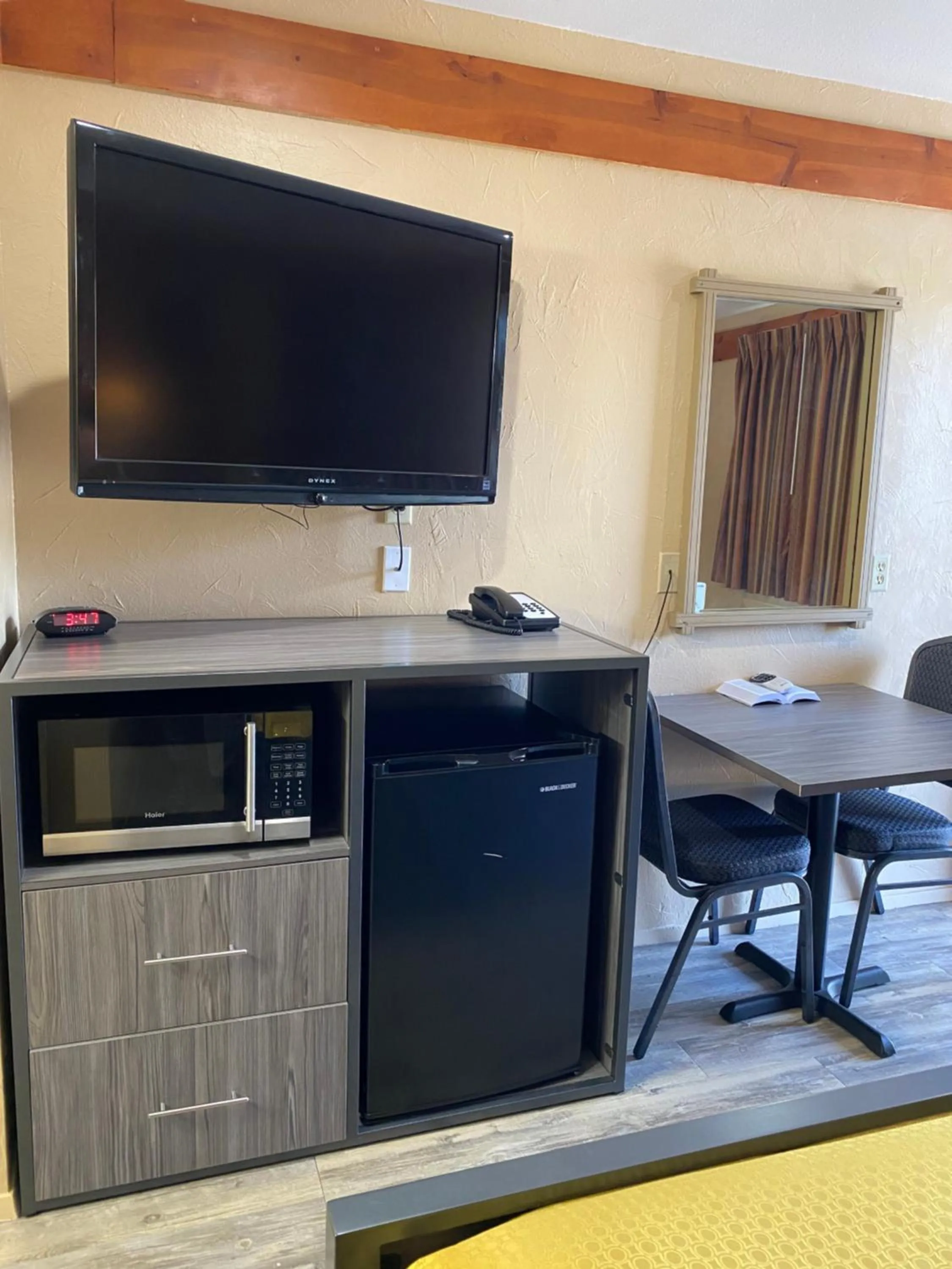 Bedroom in Americas Best Value Inn - Legend's Inn