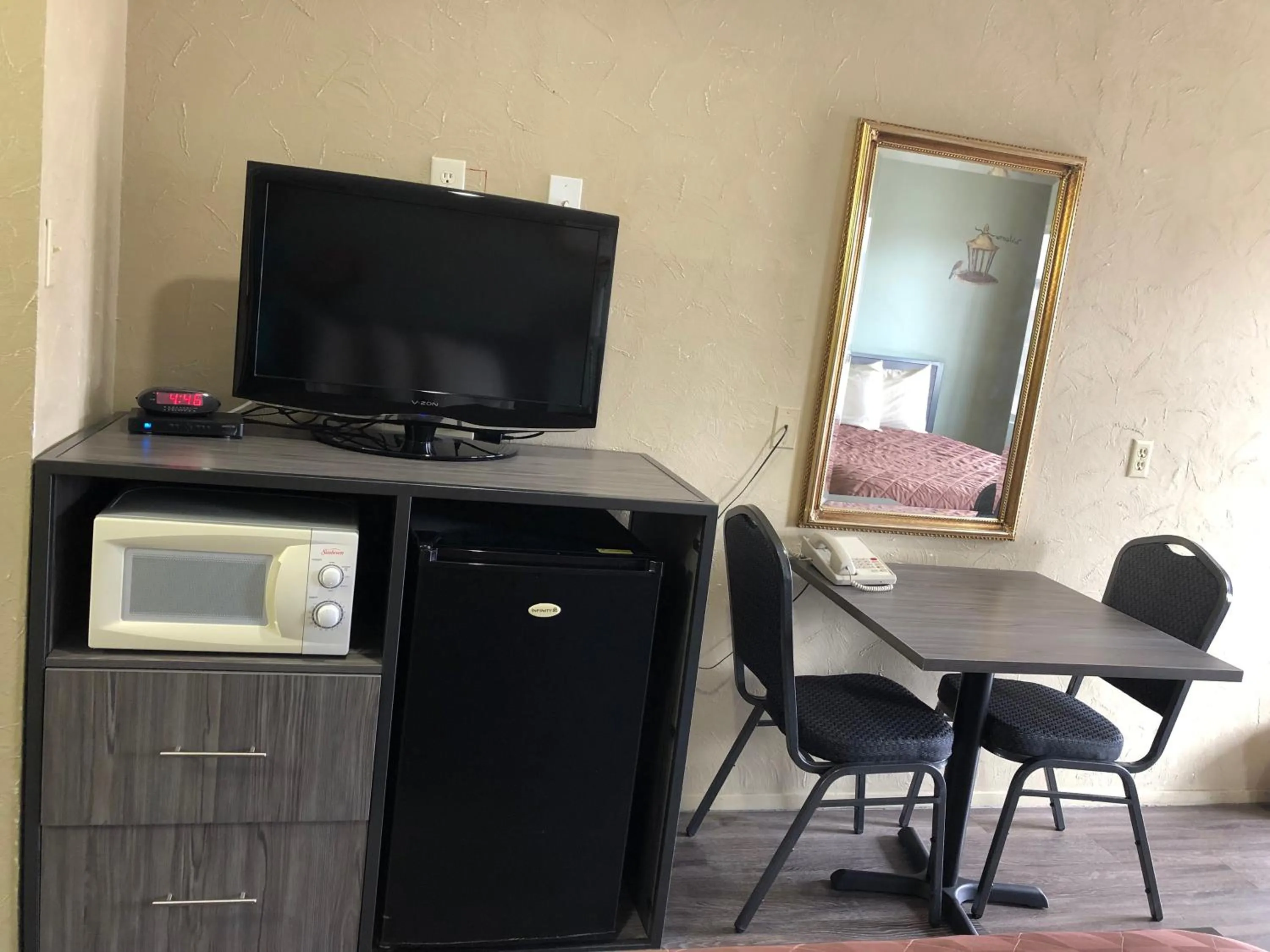 TV and multimedia in Americas Best Value Inn - Legend's Inn